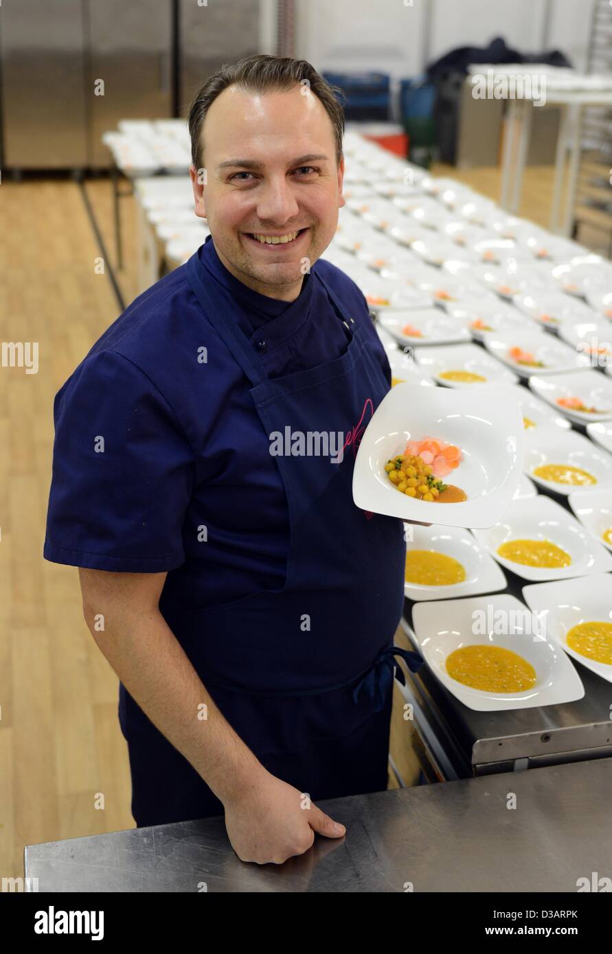 Star Tim Raue chef présente un repas inspiré par le film 'Jadoo" dans le cadre du cinéma culinaire pendant le 63e Festival International du Film de Berlin Berlinale aka, à Berlin, Allemagne, 14 février 2013. Seize films sur l'alimentation et l'environnement seront présentées dans le Martin-Gropius-Bau du 10 février au 15 mai 2013. Photo : Jens Kalaene/dpa Banque D'Images