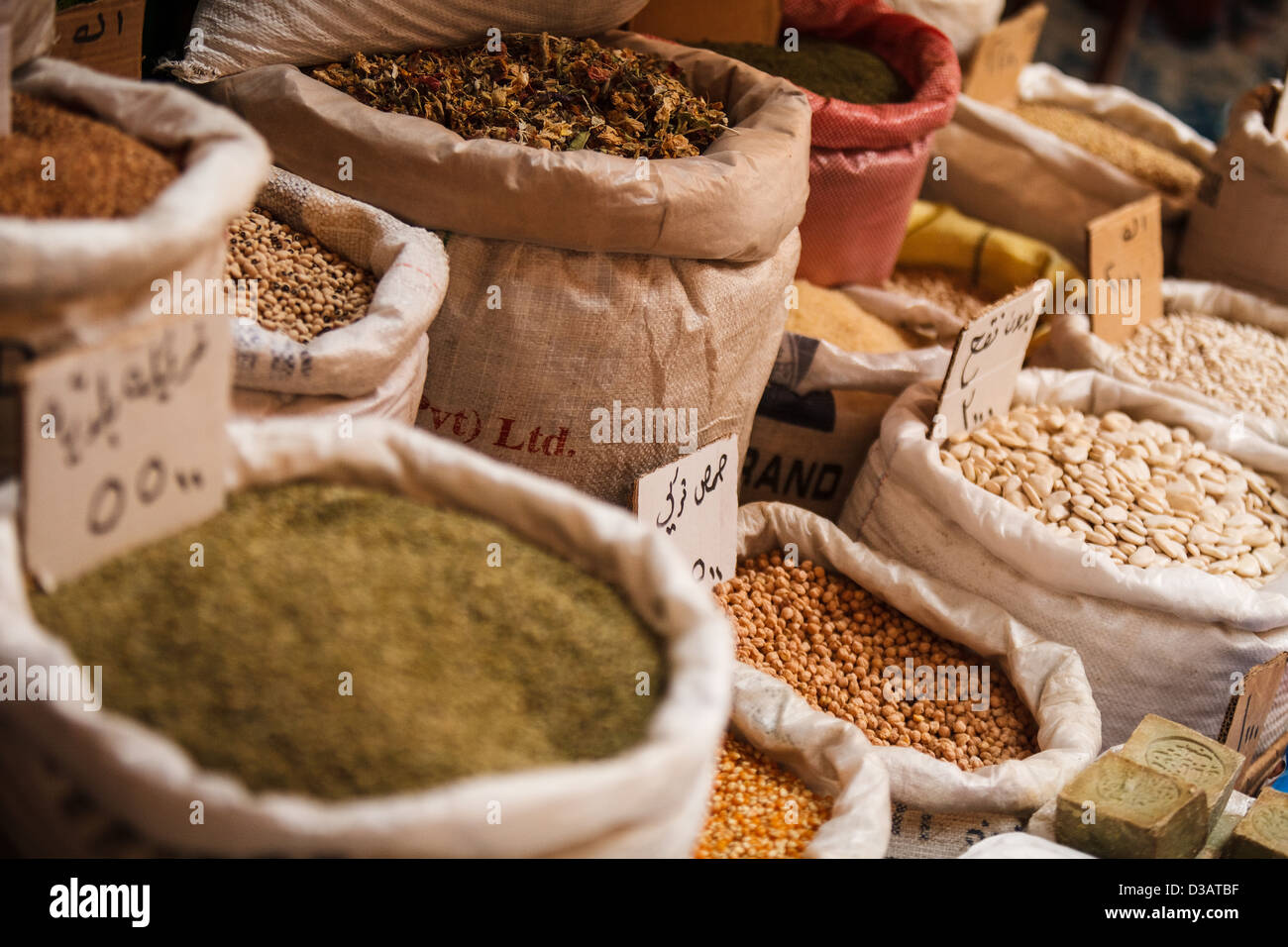 Les épices dans un souk à Tripoli, Liban. Banque D'Images