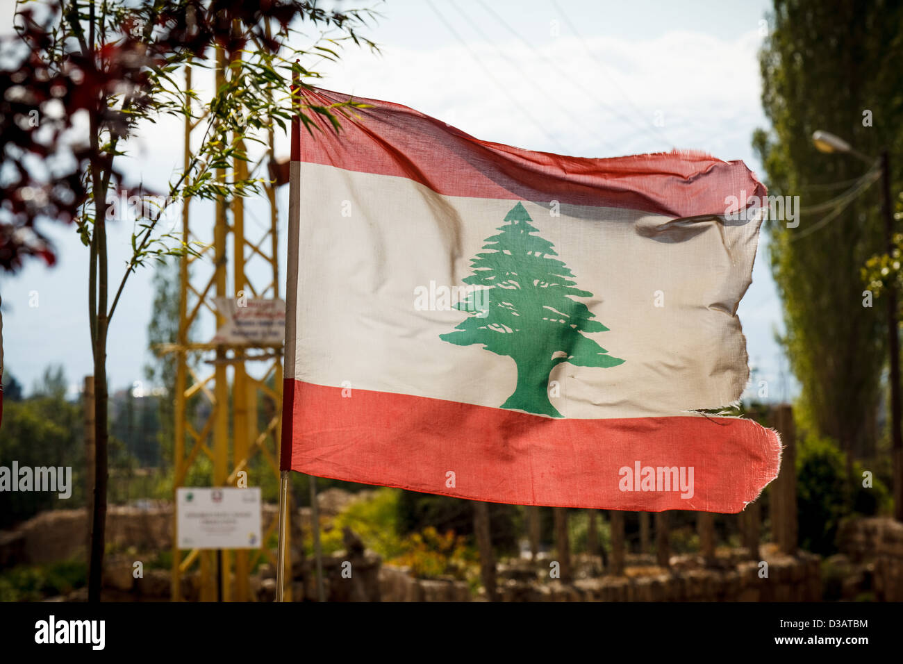 Tattered drapeau libanais qui flottent dans le vent dans la vallée de la Bekaa contrôlée par le Hezbollah. Banque D'Images