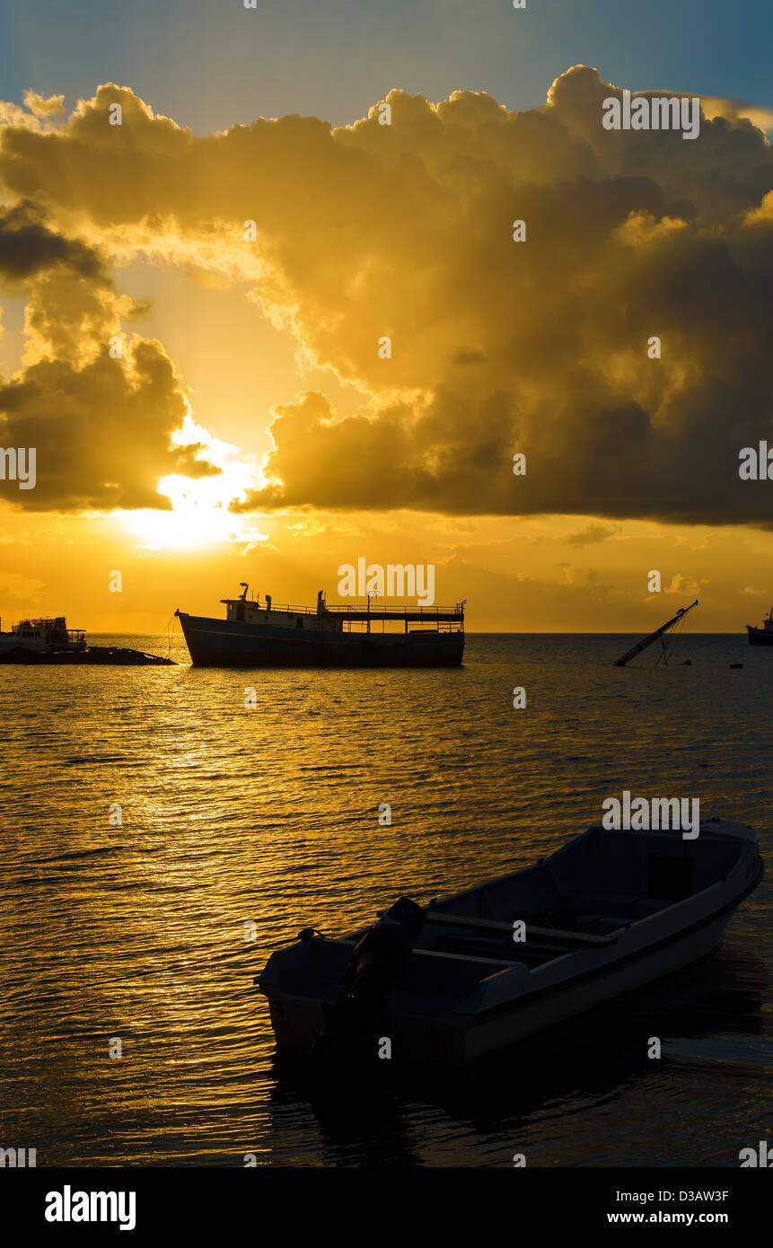 Golden sunrise over bateaux dans port des Caraïbes de San Andrés, Colombie Banque D'Images