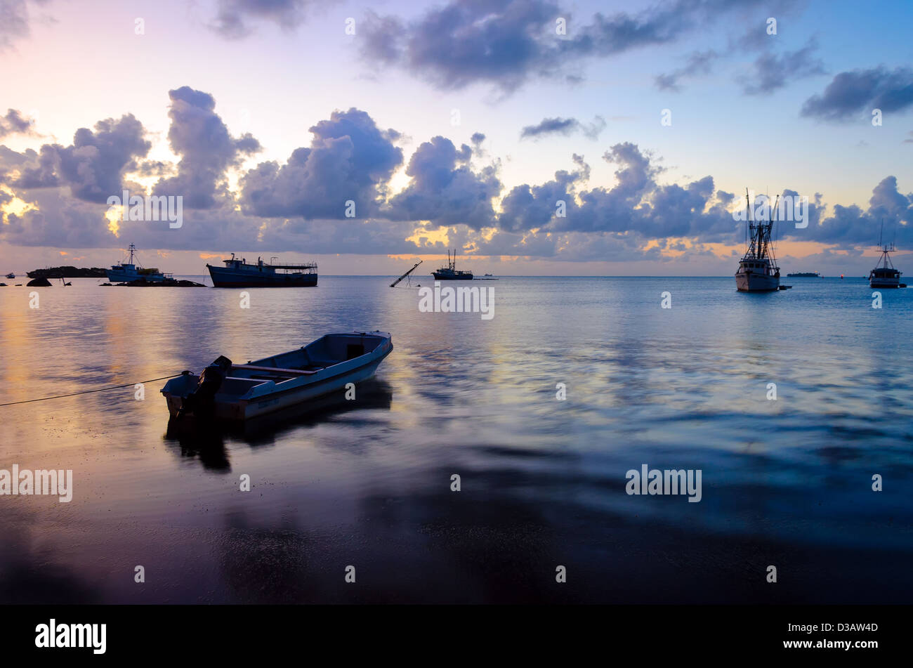 San Andres Island Harbour dans la mer des Caraïbes tôt le matin Banque D'Images