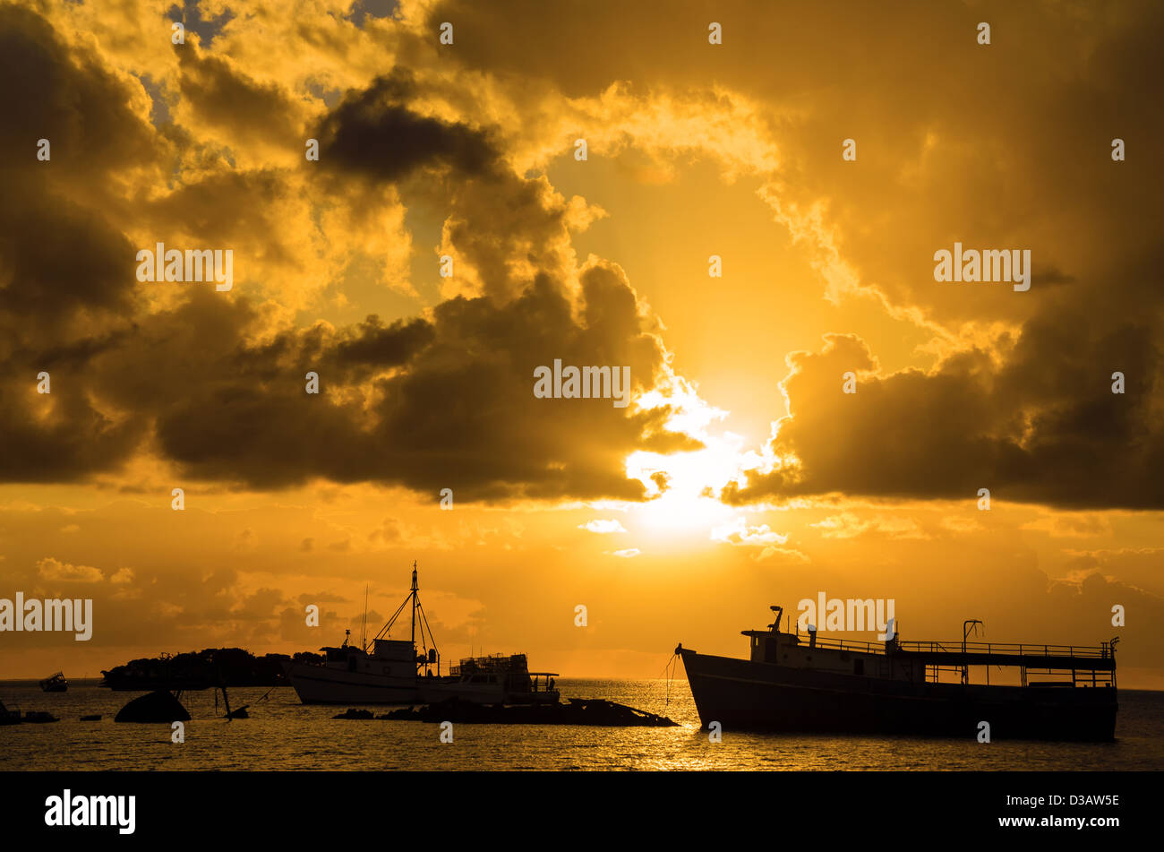 Golden sunrise over bateaux dans port des Caraïbes de San Andrés, Colombie Banque D'Images