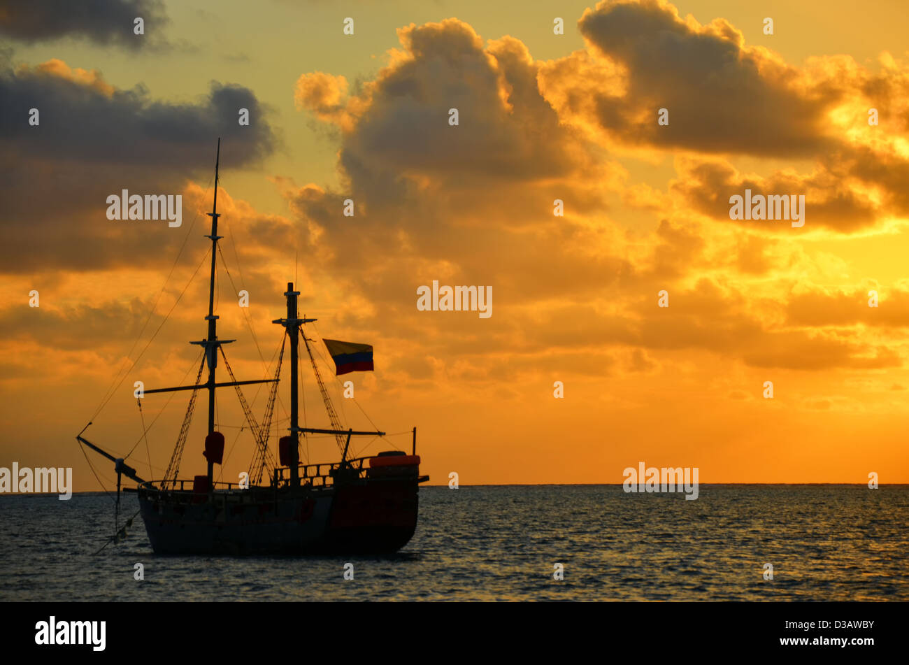 Lever du soleil des Caraïbes avec un bateau pirate à San Andres, Colombie Banque D'Images