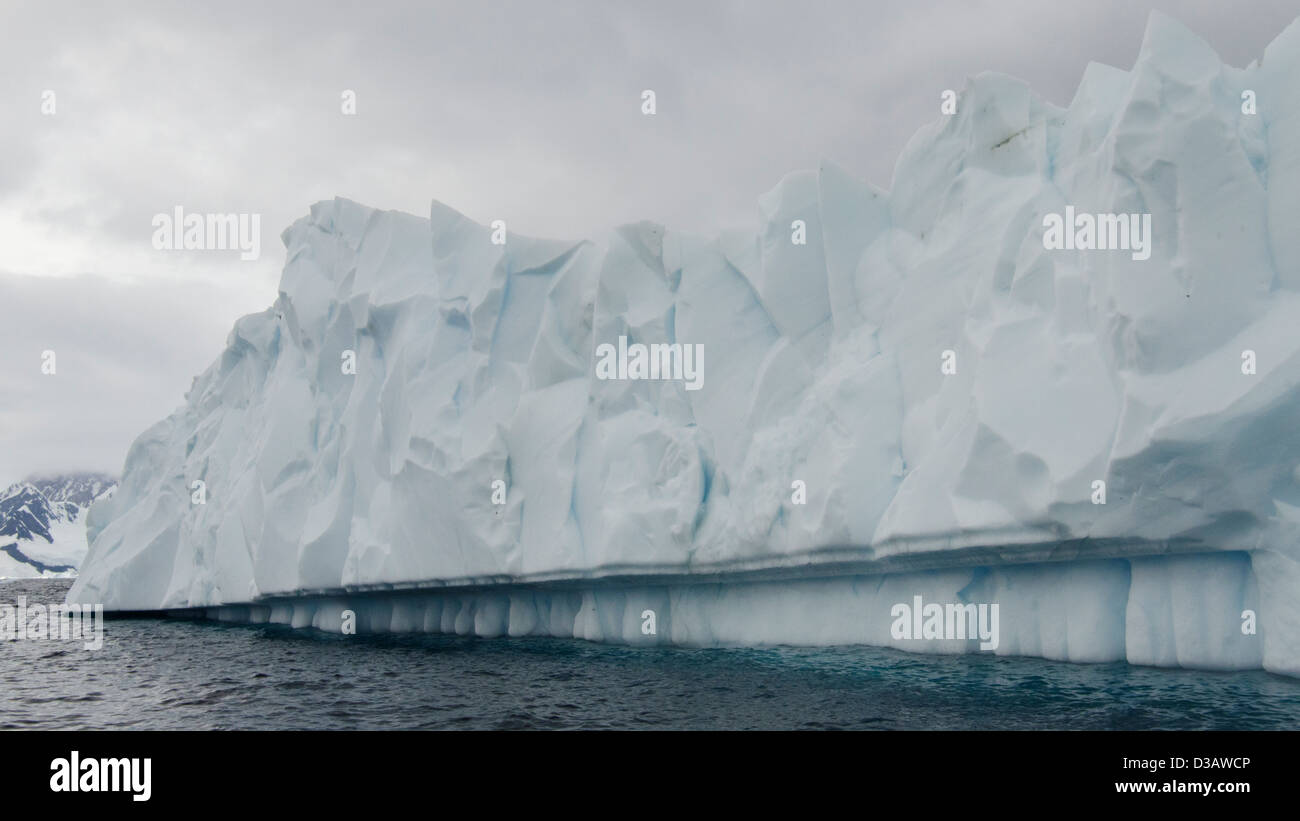 Iceberg déchiquetée. Péninsule antarctique. Banque D'Images