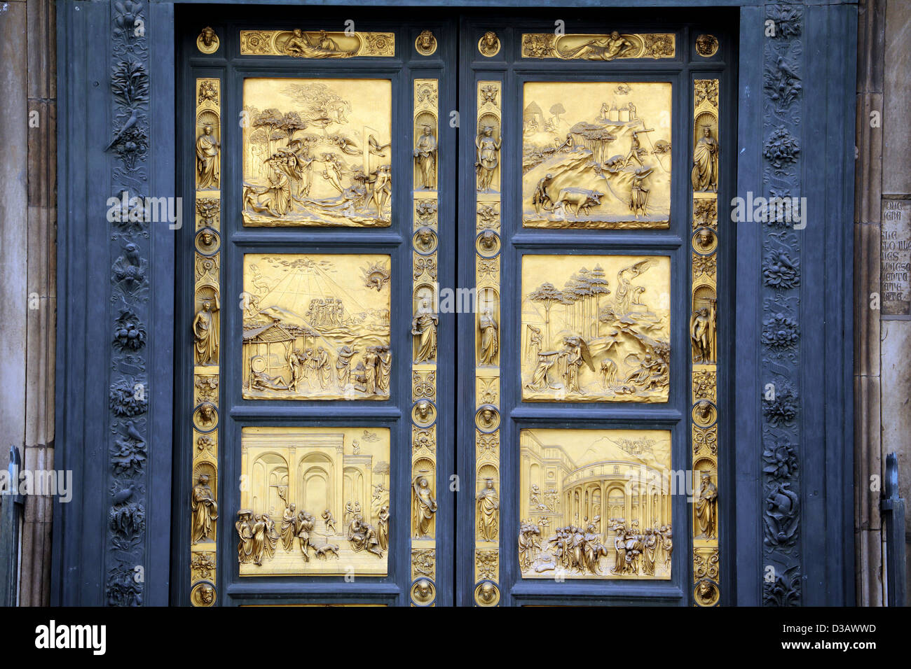 Les portes de bronze du baptistère connu sous le nom de "Porte du Paradis" par Lorenzo Ghiberti, sont une attraction populaire à Florence Italie Banque D'Images