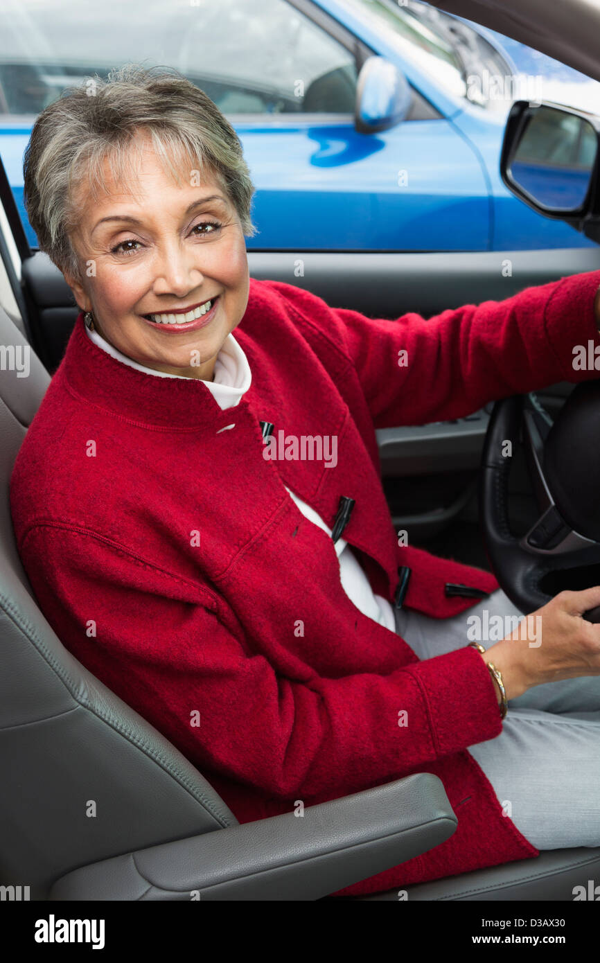 Mixed Race woman driving in car Banque D'Images