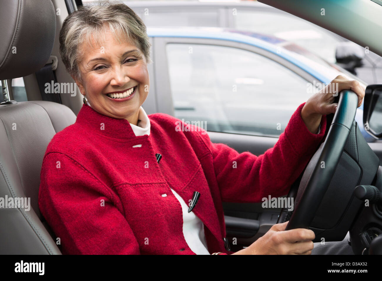 Mixed Race woman driving in car Banque D'Images