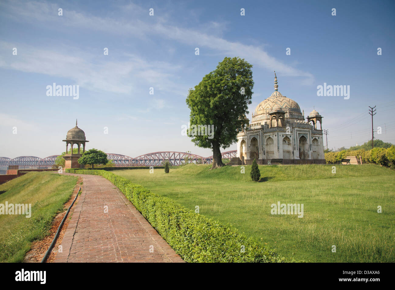 Ornate building avec pelouse Banque D'Images