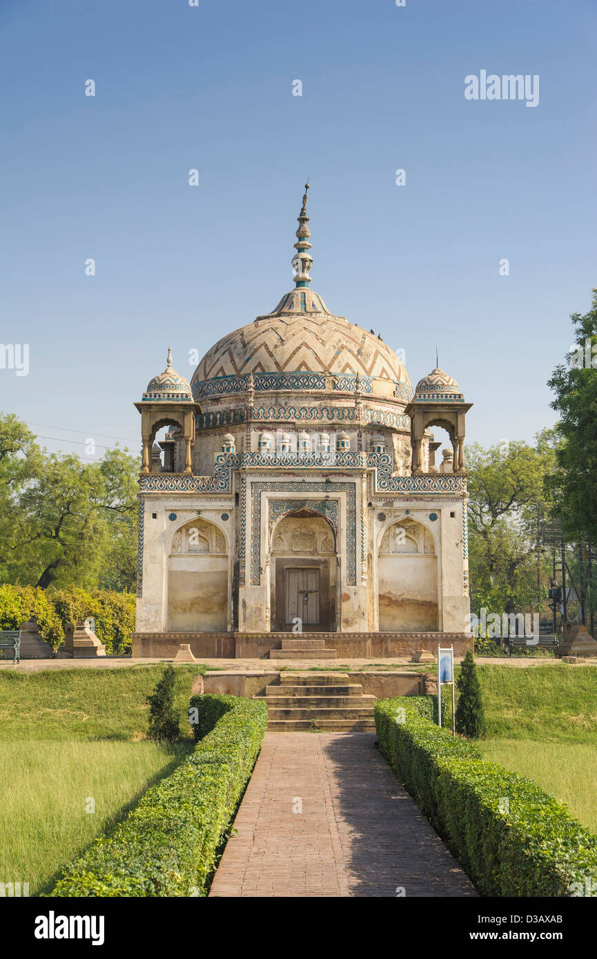 Ornate building avec pelouse Banque D'Images