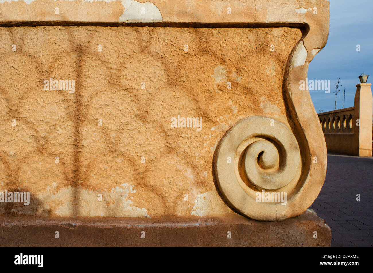 Un mur en stuc reflète l'ombre d'une vieille clôture en fer forgé à la Mission San Xavier del Bac. Banque D'Images