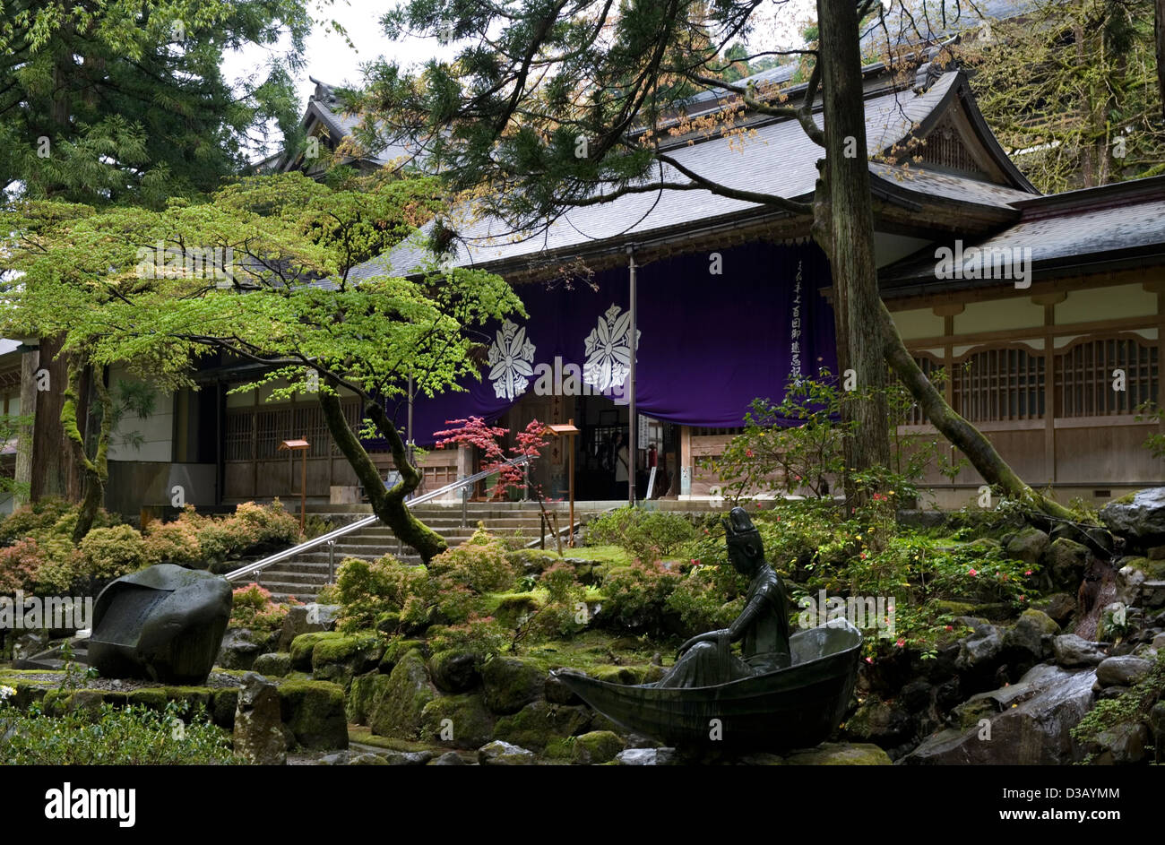 Style japonais jardin entoure la principale porte d'entrée de la secte bouddhiste Zen Soto temple d'Eiheiji dans les montagnes de Fukui Banque D'Images