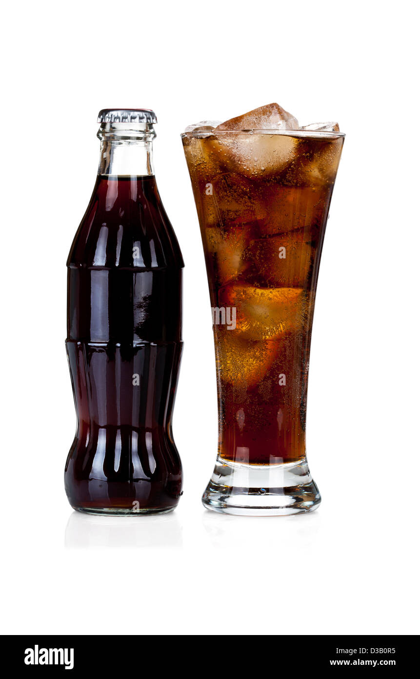 Bouteille de coca avec plein de verre de soda et de glace isolé sur fond  blanc Photo Stock - Alamy