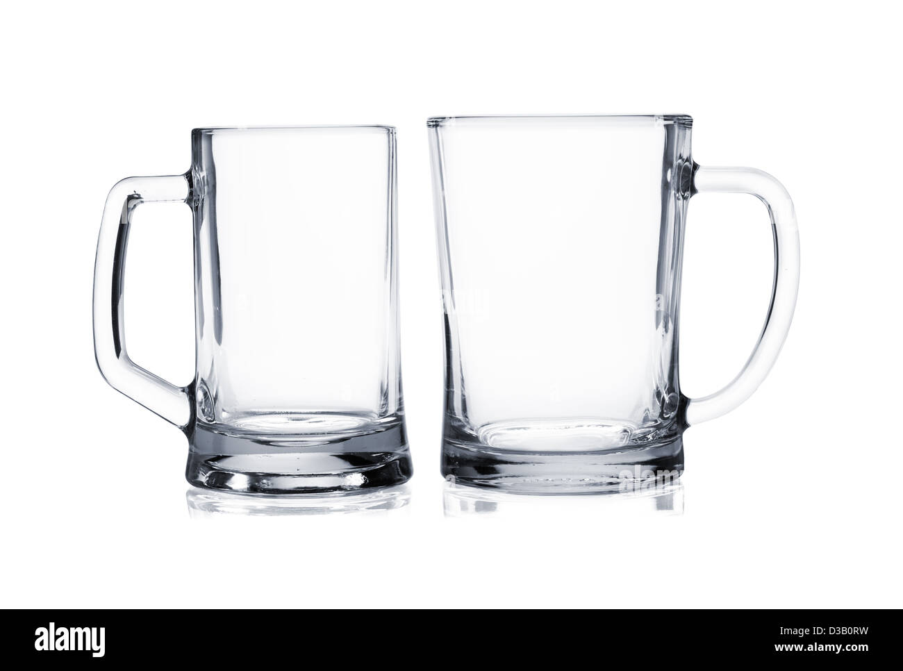 Deux tasses de bière vide isolé sur fond blanc Banque D'Images