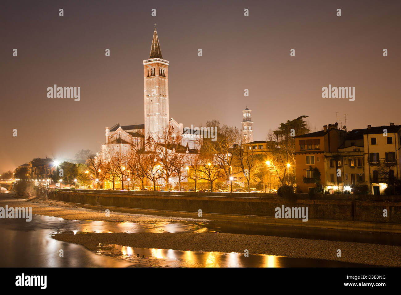 - Vérone Adige et de l'église Santa Anastasia la nuit Banque D'Images