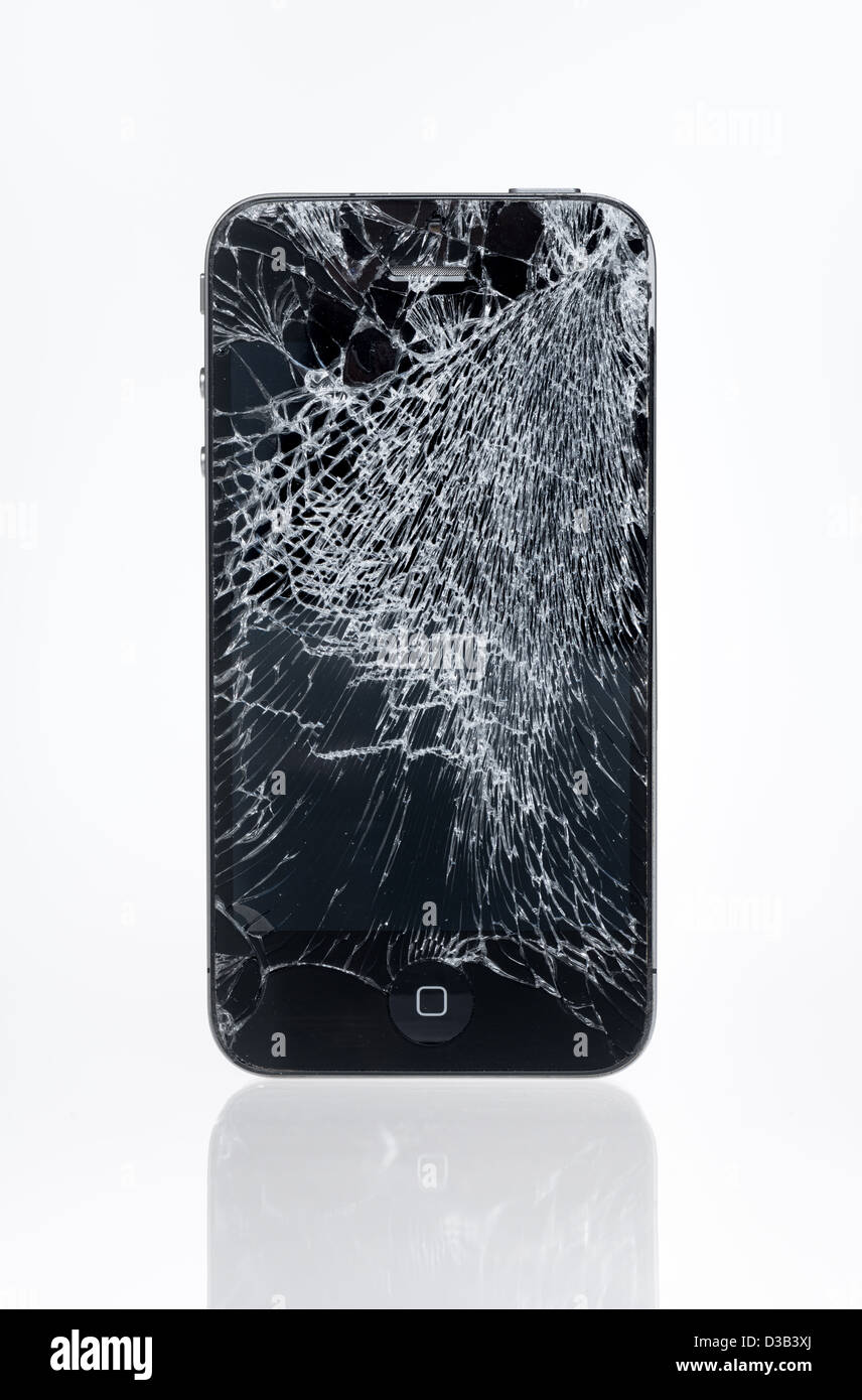 Le vieux Apple iPhone 4 s'est écrasé à l'écran, studio shot. Banque D'Images