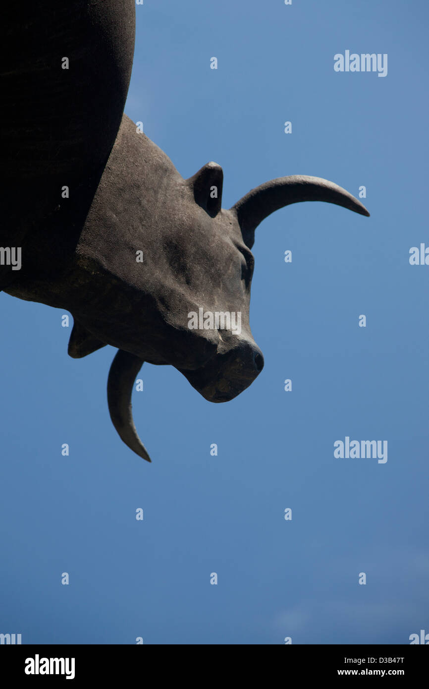 Sculpture de 4 taureaux en dehors de l'arène, 'El Mundo de Los Toros' 1996 Carlos Ciriza, Pamplona, Navarra, Espagne. Banque D'Images
