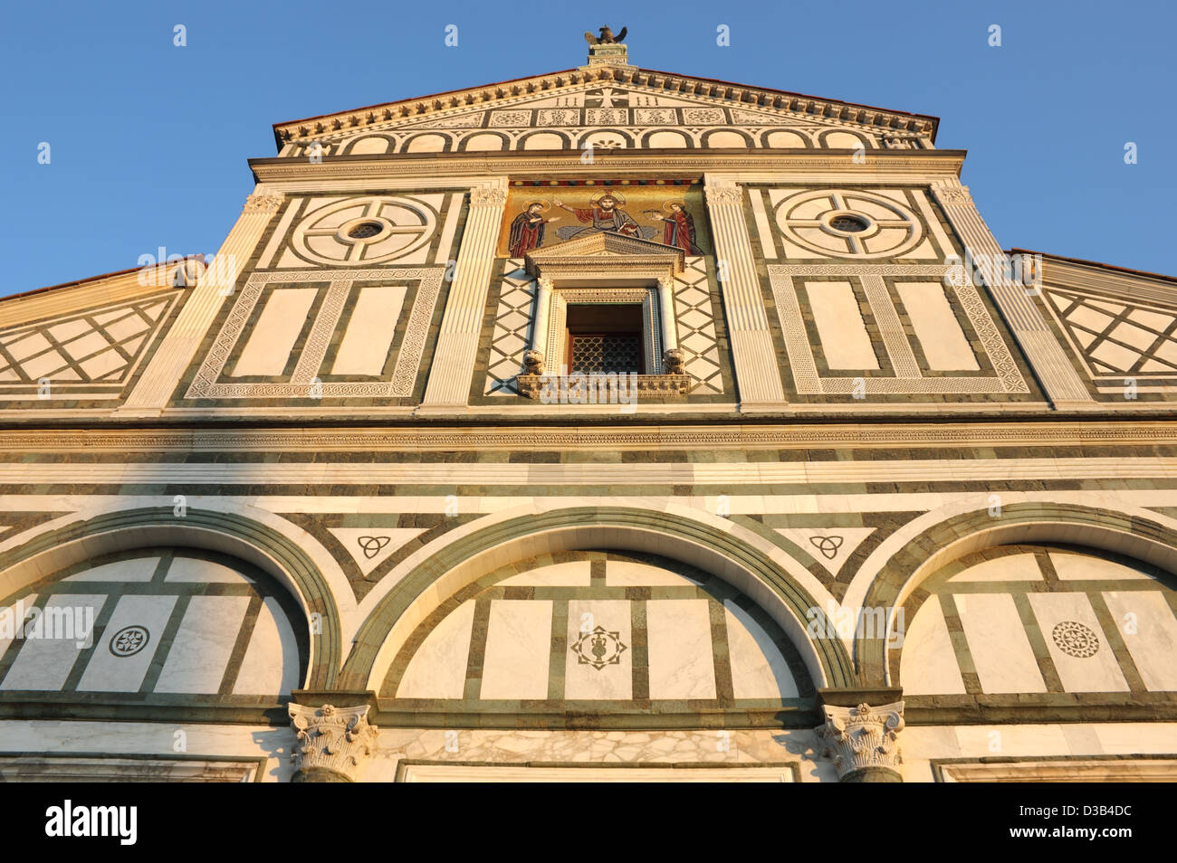 Façade de San Miniato al Monte de Florence, coucher du soleil chaud lumière shot. Banque D'Images