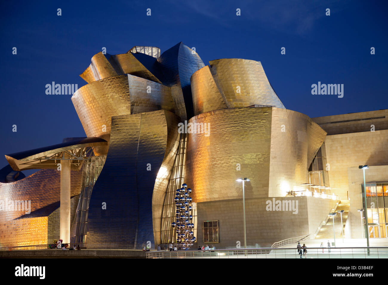 Le Musée Guggenheim à Bilbao, nuit, Gascogne, Pays Basque, Espagne. Banque D'Images