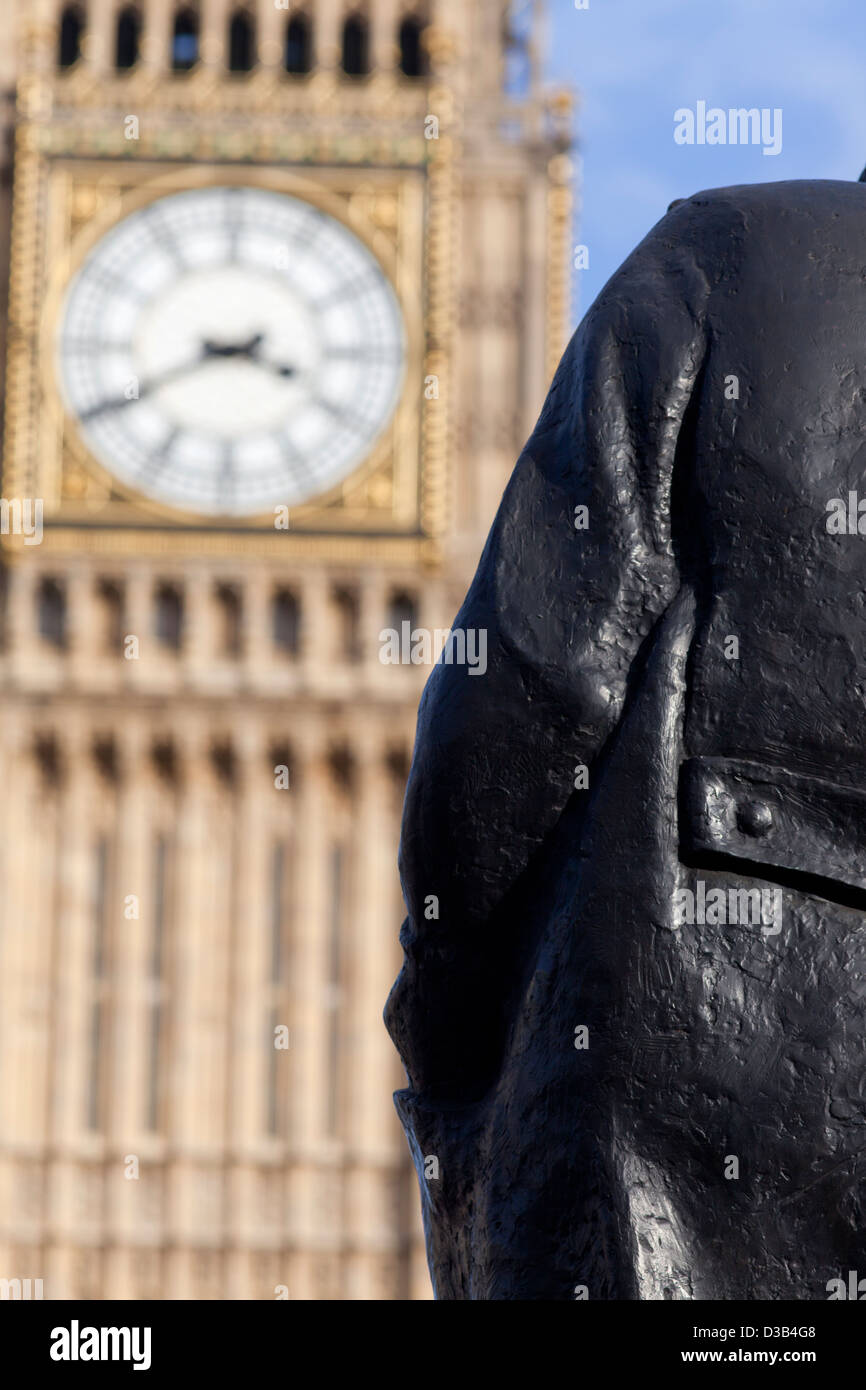 Statue de Sir Winston Churchill avec Big Ben au-delà, la place du Parlement, Londres City of Westminster, London, UK. Banque D'Images