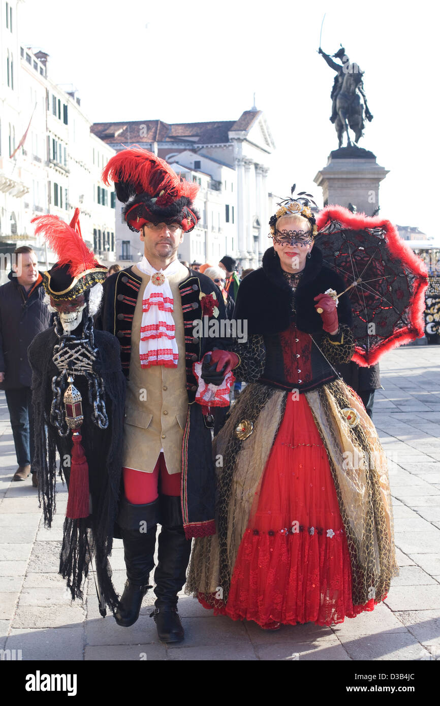 Un couple en costume vénitien défilant sur l'allée à Venise Italie Banque D'Images
