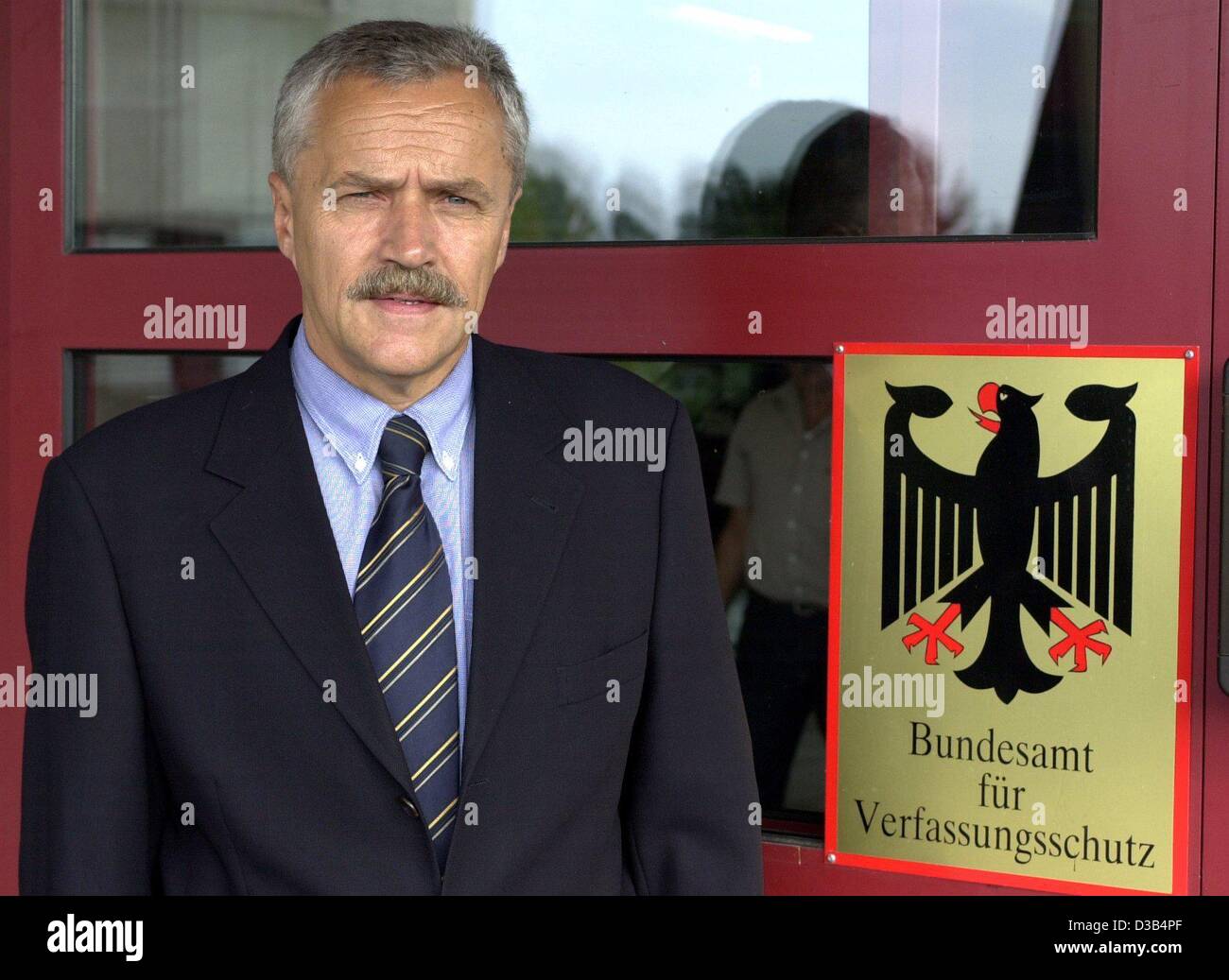 (Dpa) - Heinz Fromm, Président de l'Office fédéral pour la protection de la Constitution, sur la photo en face de l'office fédéral de Cologne, Allemagne, 4 septembre 2002. Banque D'Images