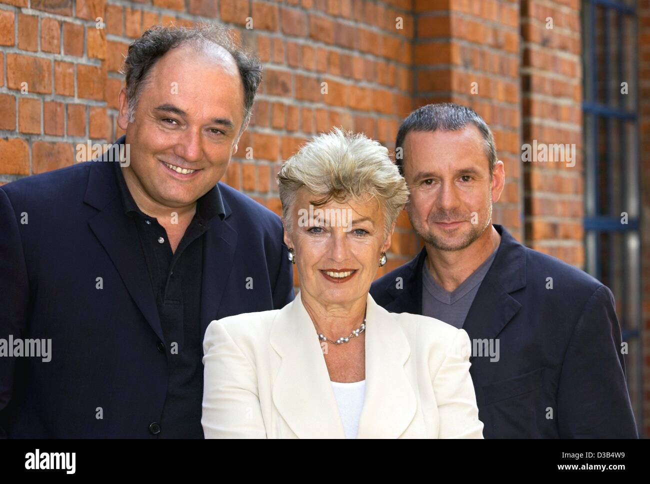 (Afp) - L'acteur allemand Joachim Krol (R) alias Commissario Brunetti pose avec ses co-stars Karl Fischer (L) et Nicole Heesters durant la présentation de deux nouveaux épisodes-Donna-Leon à Hambourg, 21 août 2002. Les deux nouvelles adaptations du Donna-Leon-romans étaient produites par la station de télévision allemande ARD : 'Je Banque D'Images