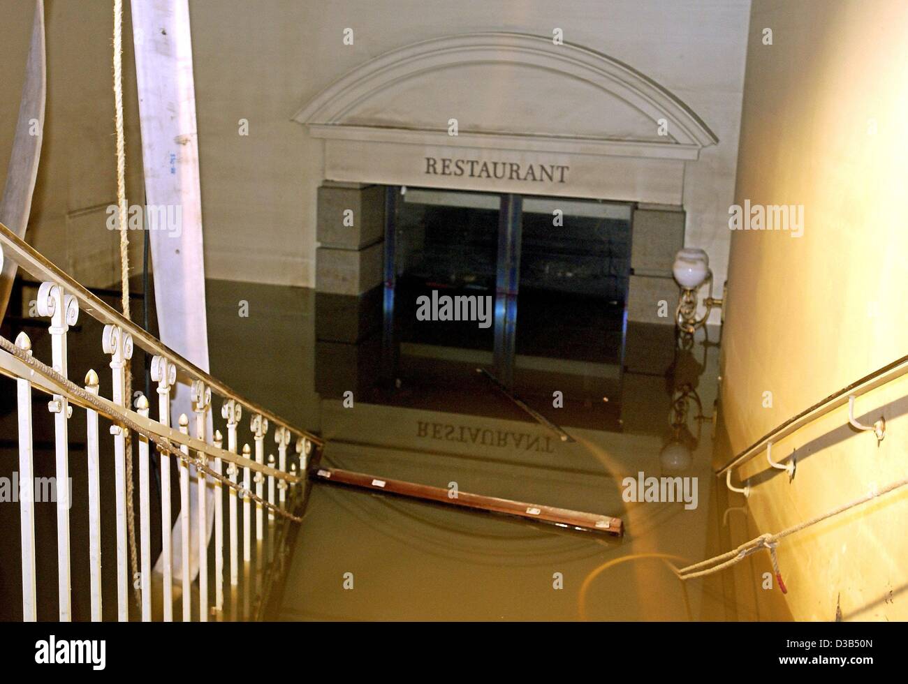 (Afp) - L'escalier qui mène au restaurant à l'intérieur du célèbre opéra Semper de Dresde sont encore inondées, en Allemagne, le 19 août 2002. L'équipement de scène et scène de l'opéra ont été endommagés ; on s'attend à ce que les spectacles débuteront au plus tôt dans six à huit semaines. Banque D'Images