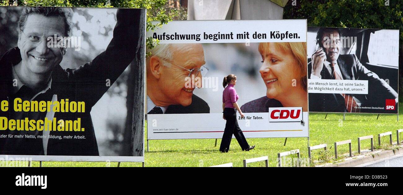 (Afp) - grande campagne d'affiches sont en lice pour l'attention et le soutien des électeurs, Hanovre, 6 août 2002. L-R : Guido Westerwelle (FDP), Edmund Stoiber et Angela Merkel (CDU), Gerhard Schröder (SPD). L'Office fédéral de la statistique a indiqué que 61,2 millions d'Allemands ont le droit de vote dans le 15e gener Banque D'Images