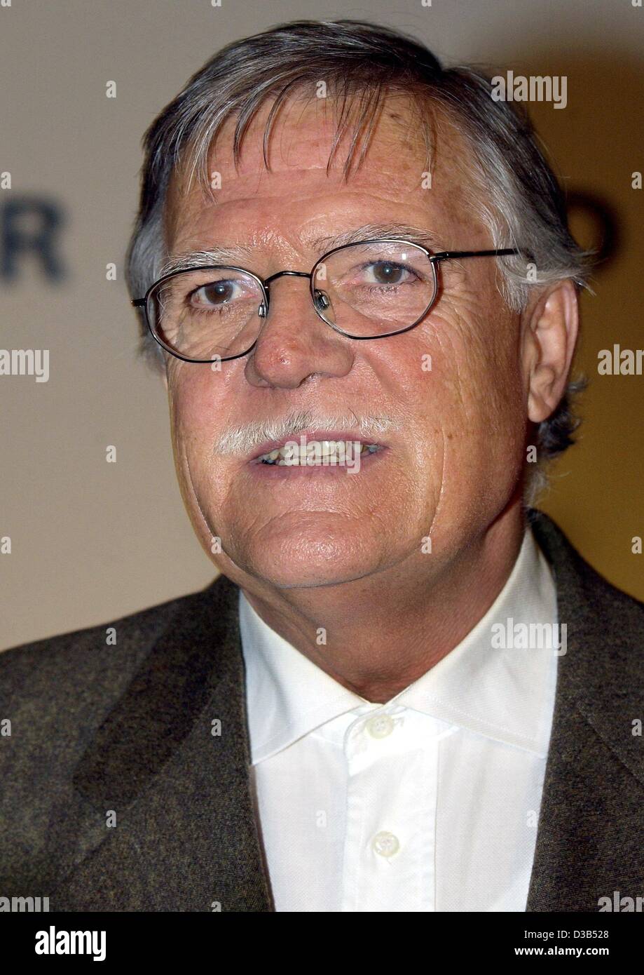 (Dpa) - star allemande de la photographie Michael Ballhaus représentée dans le Film Museum à Berlin, le 22 novembre 2001. Né le 5 août 1935 dans Eichelsdorf, Allemagne, Ballhaus a débuté sa carrière en Allemagne, le tournage de 15 films de Fassbinder. À Hollywood, il a travaillé comme directeur de la photographie sur de tels Banque D'Images