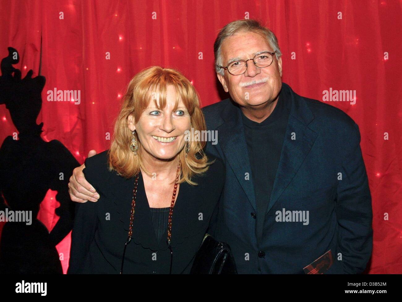 (Dpa) - star allemande de la photographie Michael Ballhaus et son épouse Helga photographié à une première mondiale à Berlin, 8 octobre 2001. Né le 5 août 1935 dans Eichelsdorf, Allemagne, Ballhaus a débuté sa carrière en Allemagne, le tournage de 15 films de Fassbinder. À Hollywood, il a travaillé comme directeur de C Banque D'Images