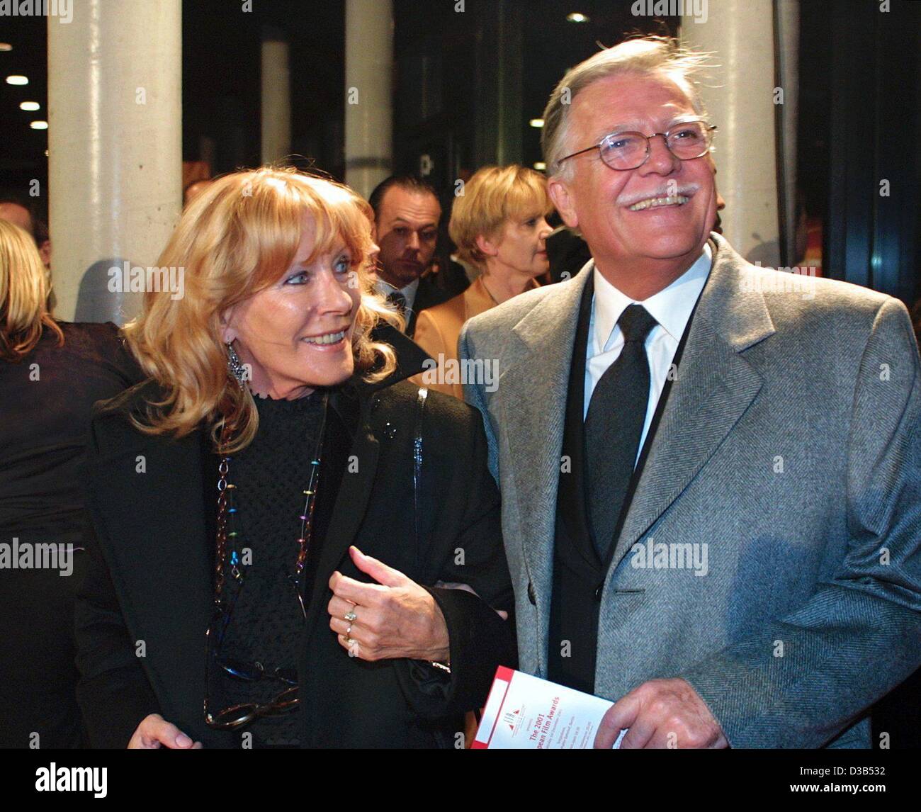 (Dpa) - star allemande de la photographie Michael Ballhaus et son épouse Helga arriver lors d'une cérémonie à Berlin, 1 décembre 2001. Né le 5 août 1935 dans Eichelsdorf, Allemagne, Ballhaus a débuté sa carrière en Allemagne, le tournage de 15 films de Fassbinder. À Hollywood, il a travaillé comme directeur de Ph Banque D'Images