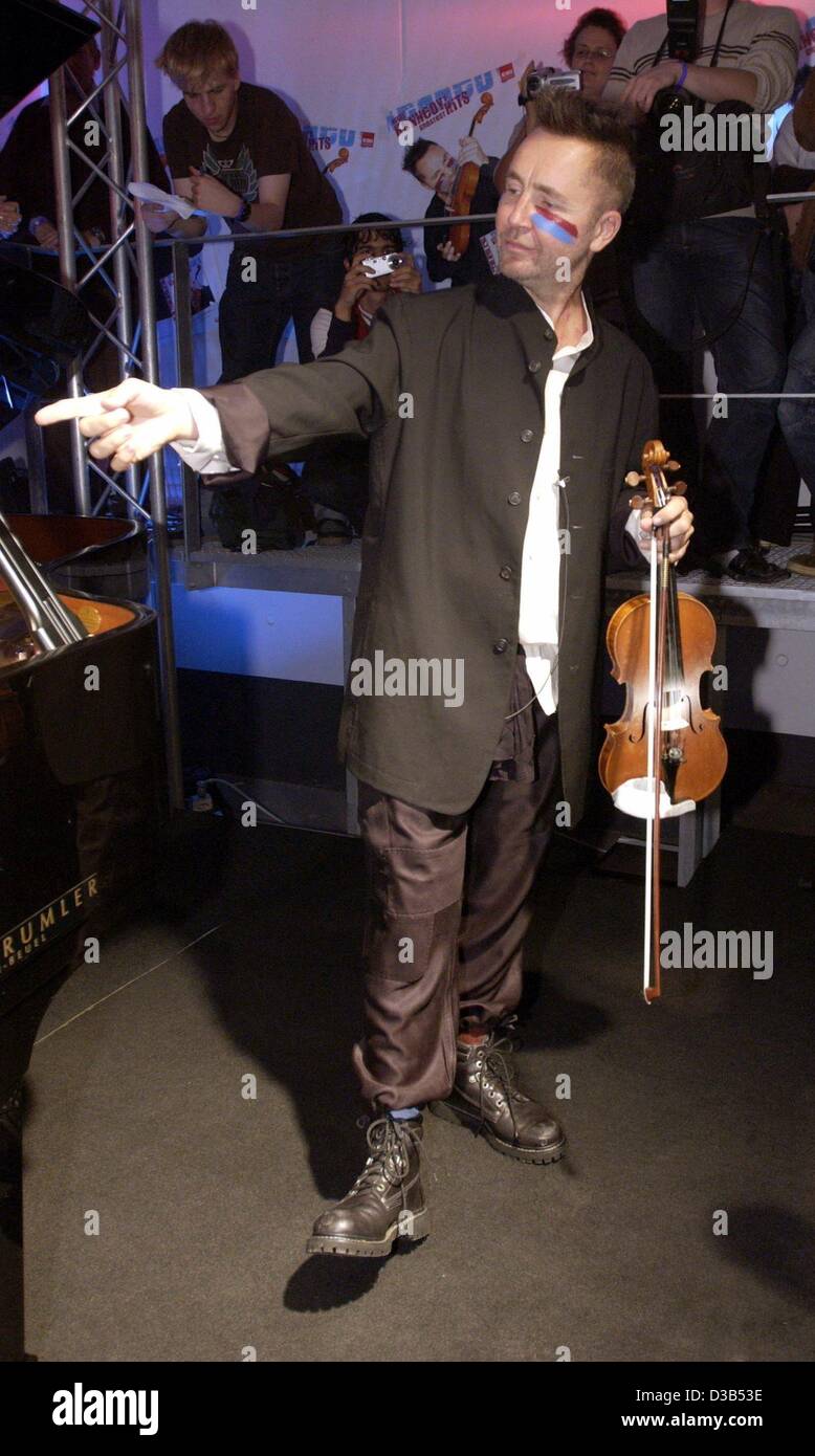 Afp) - La violoniste Nigel Kennedy a peint son visage aux couleurs de la  British Premier-League Club Aston Villa et joue du violon dans un garage  souterrain à Cologne, 25 septembre 2002.