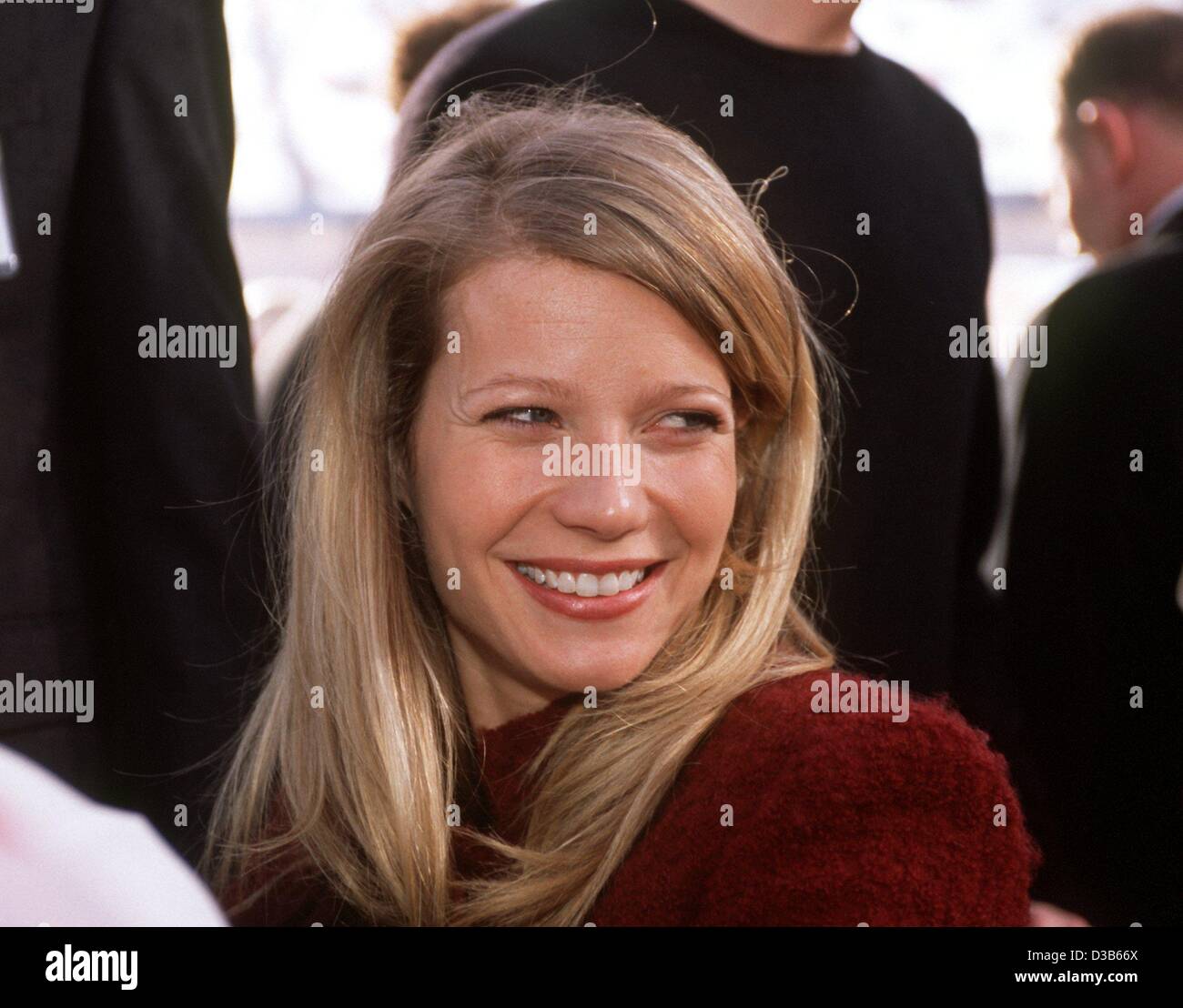 (Dpa) - US actrice Gwyneth Paltrow ('Shakespeare in Love') sourire alors qu'elle assiste à un défilé de mode à Paris, le 22 janvier 2002. Banque D'Images