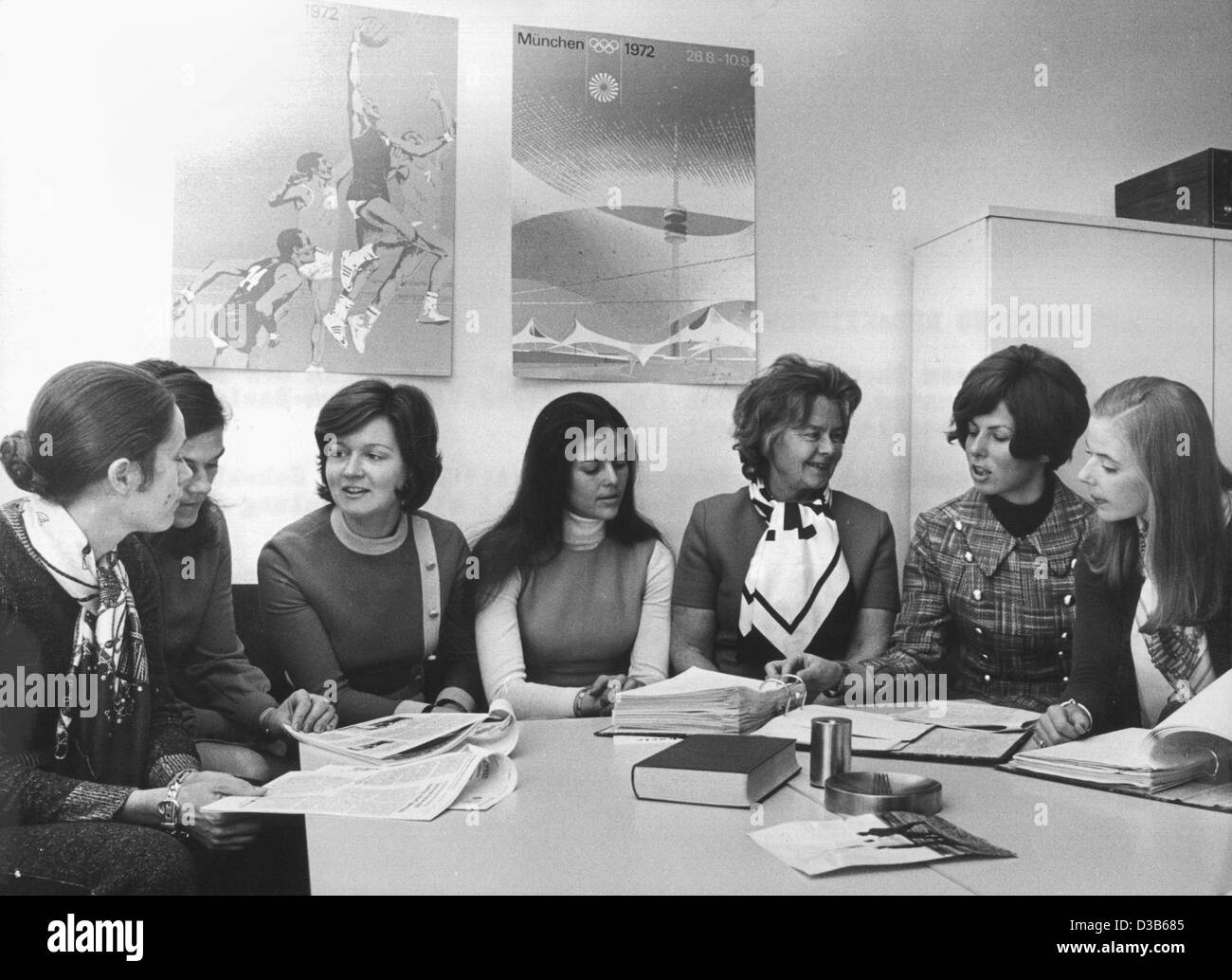 (Dpa) - Silvia Sommerlath (C), qui devint plus tard la reine de Suède, prend part à une formation préparatoire par Schwabe Emmy (3e à partir de la R) pour travailler comme hôtesse des Jeux Olympiques de 1972 à Munich, en novembre 1971. Pendant les Jeux Olympiques de Silvia a rencontré son futur époux, le Roi Carl Gustaf de Suède. Lorsque t Banque D'Images