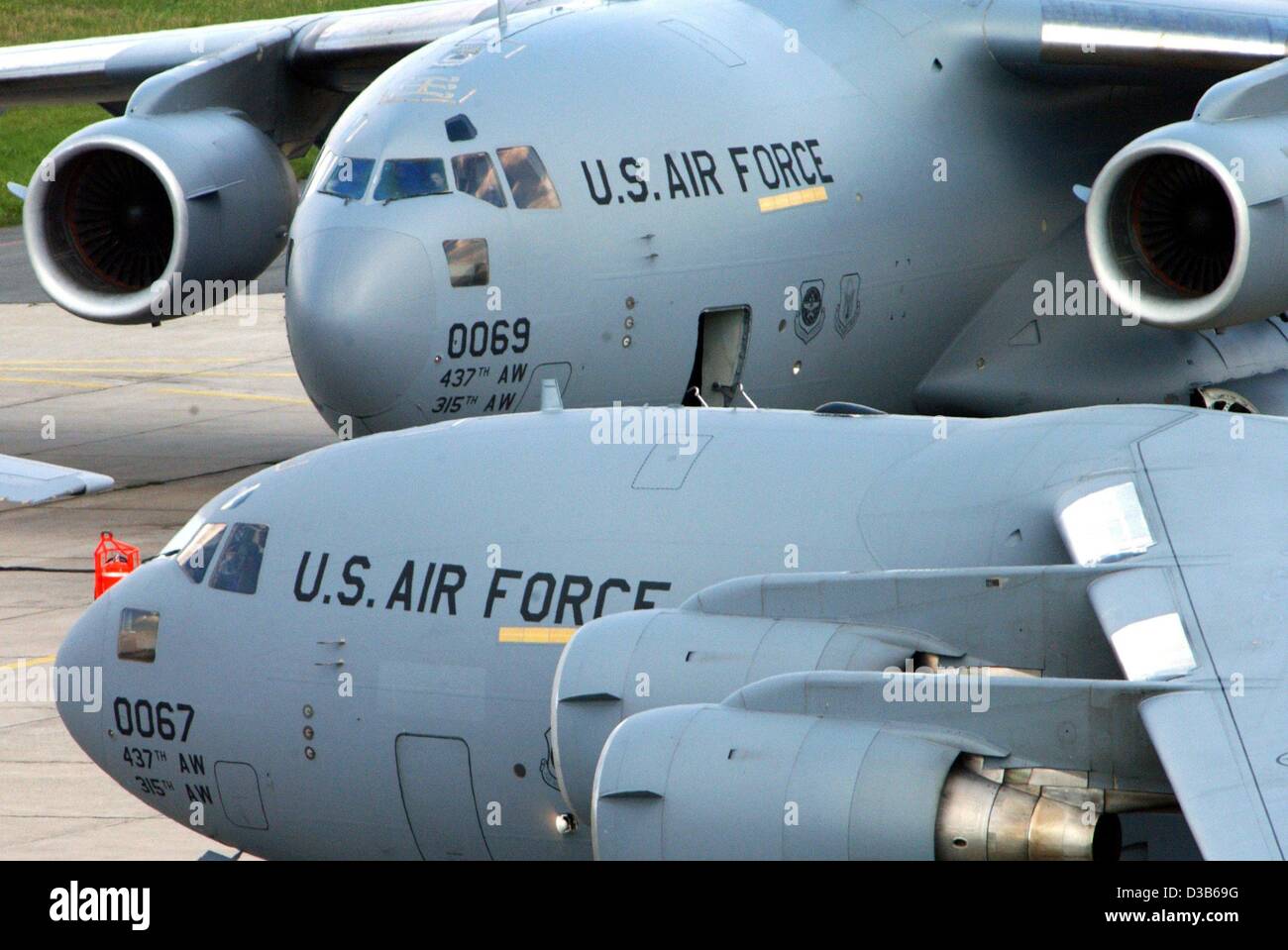 (Afp) - Deux avions de transport de l'énorme "tarlifter' type sont debout à la base aérienne US de Francfort, 3 septembre 2002. La base aérienne est situé près de l'aéroport de Francfort et de civils avec Spangdahlem Ramstein et parmi les plus importants centres d'aviation pour l'US Air Force en allemand Banque D'Images