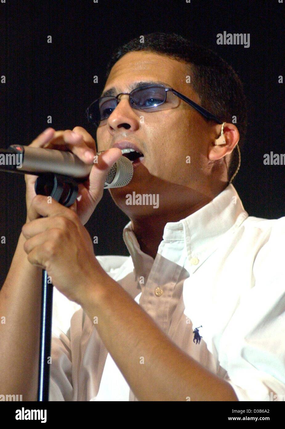 (Afp) - La chanteuse pop allemand Xavier Naidoo ('Bevor du gehst') joue sur la scène à Bielefeld, Allemagne, 1 septembre 2002. Le rappeur, chanteur de gospel et de soul star jouera également deux concerts à Vienne et Zurich. Banque D'Images