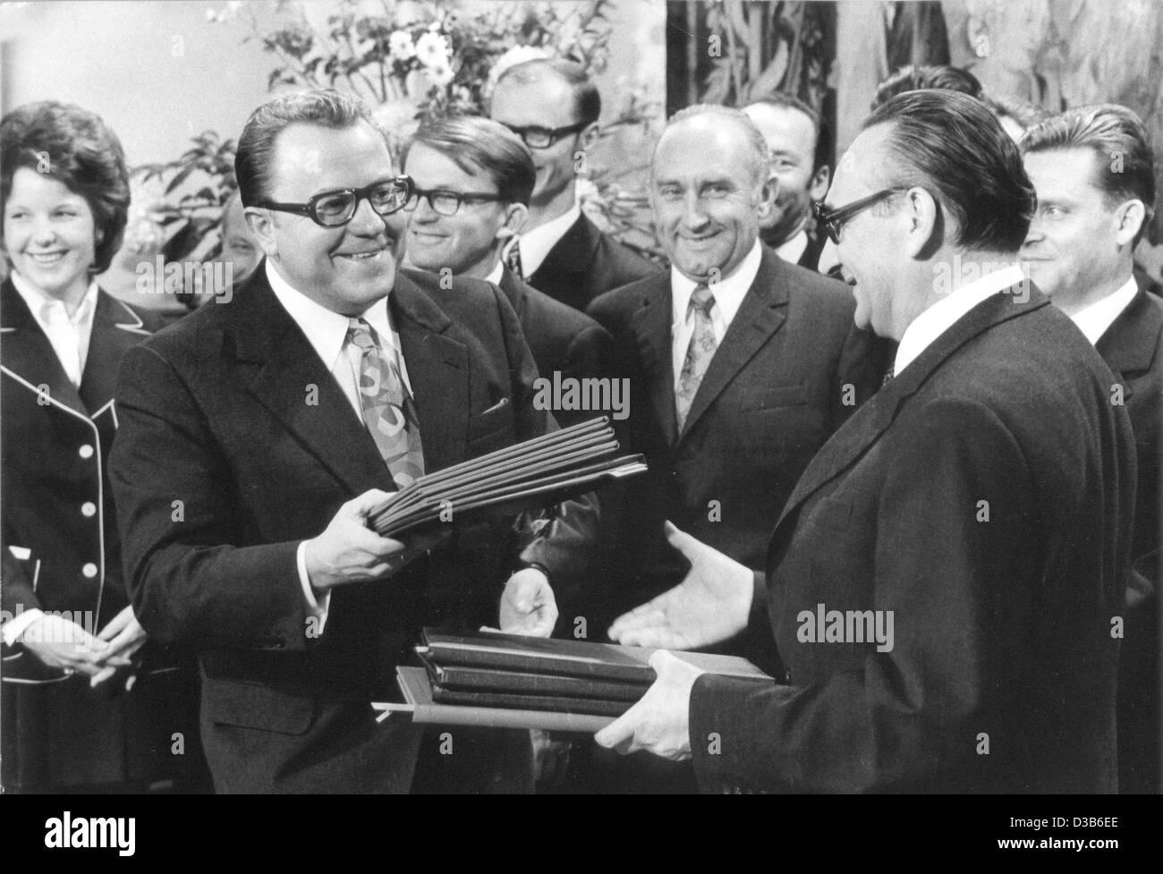 (Afp) - Les secrétaires d'État Michael Kohl (L, RDA) et Egon Bahr (1960-1969) sont l'échange de l'initialisation de documents du 'Traité sur la base des relations entre la République fédérale d'Allemagne et de la République démocratique allemande, Bonn, 8 novembre 1972. Le traité est entré en vigueur le 1décembre 20 01 21 Banque D'Images