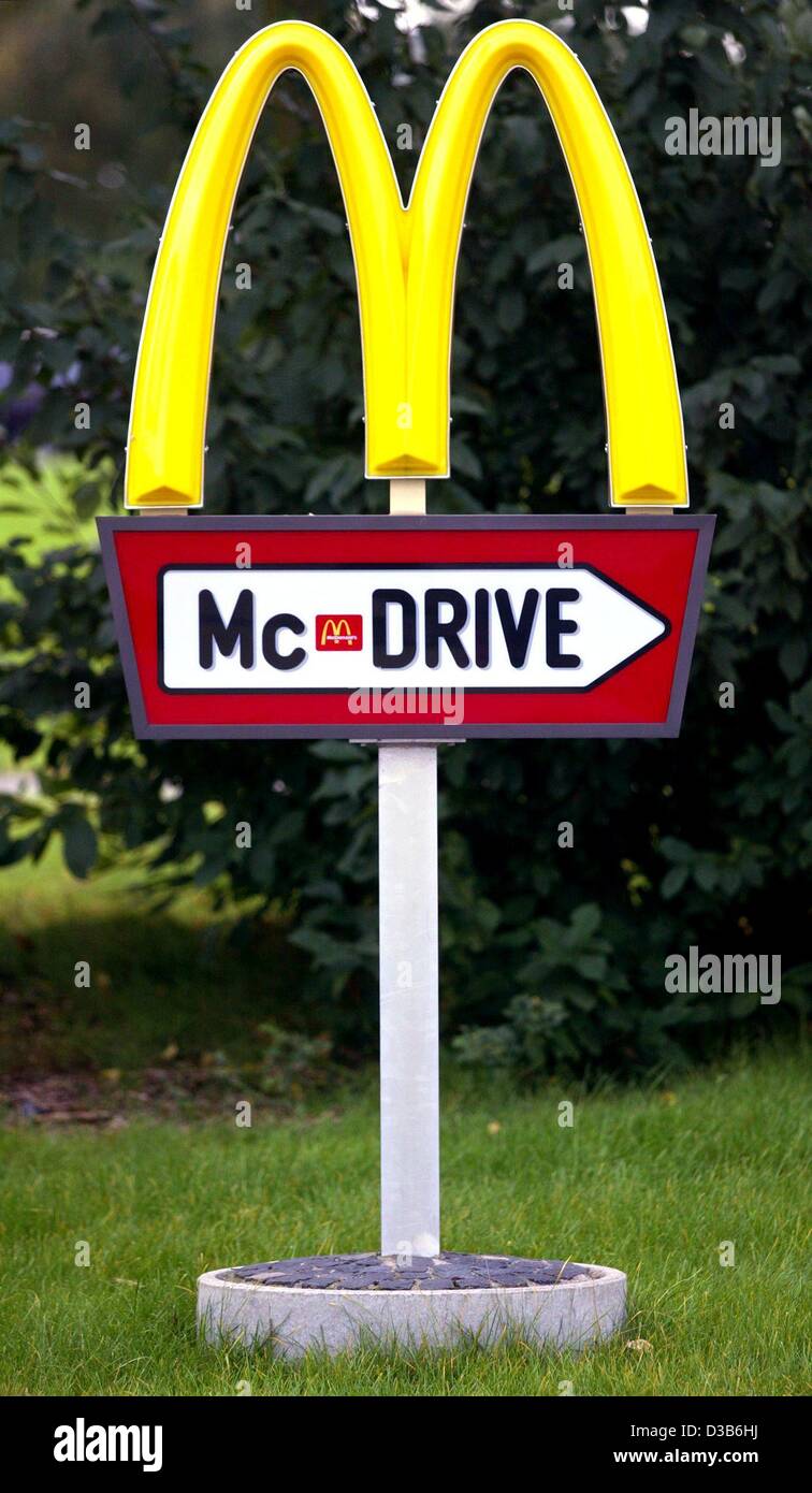 (Afp) - Un panneau avec le logo de la chaîne de restauration rapide McDonald's faim montre aux gens la façon de le conduire en restaurant à Kiev, Ukraine, 23 août 2002. Banque D'Images