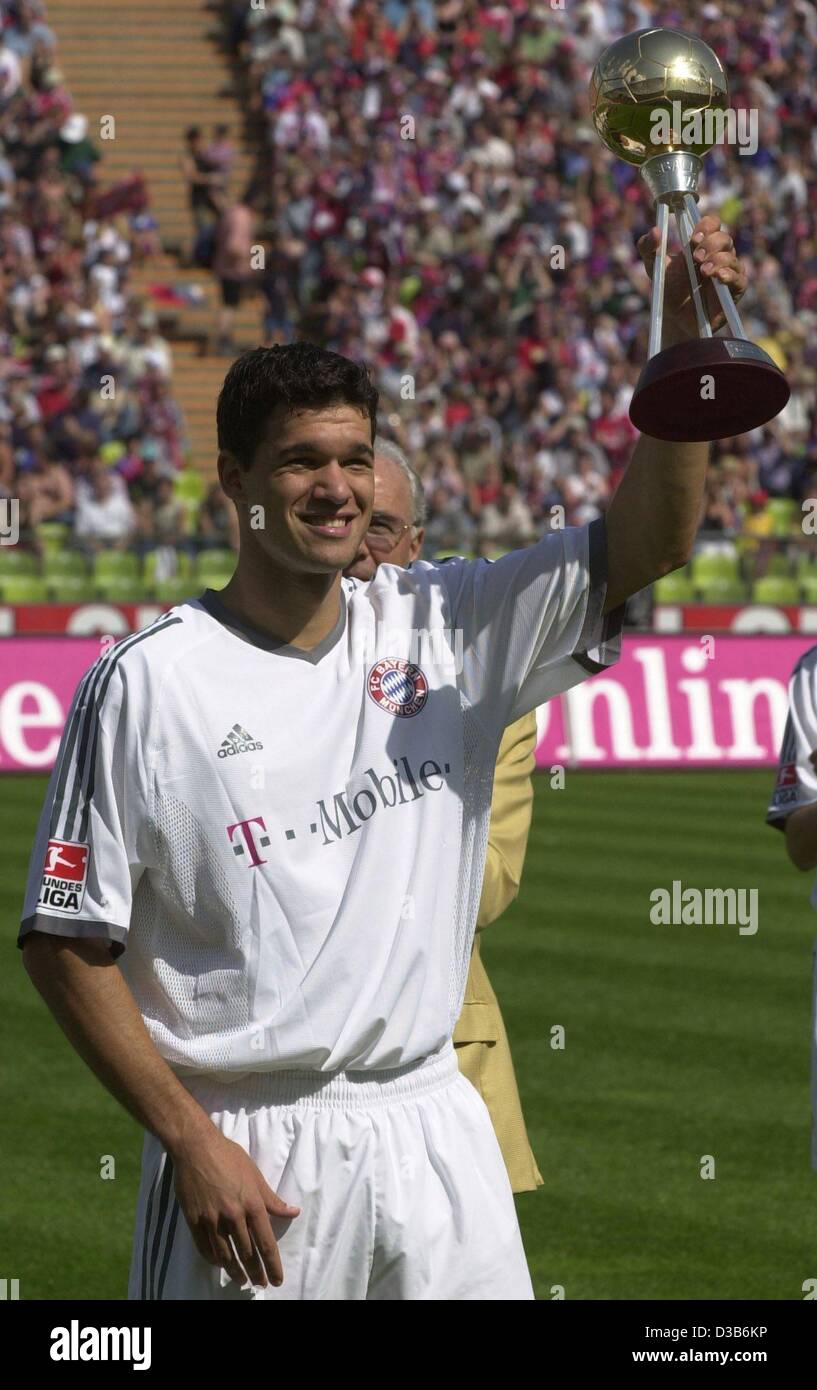 (Afp) - Michael Ballack, le milieu de terrain de soccer club FC Bayern Munich, pose avec le trophée "Football Player de l'année à venir d'un jeu dans le stade olympique de Munich, le 17 août 2002. Banque D'Images