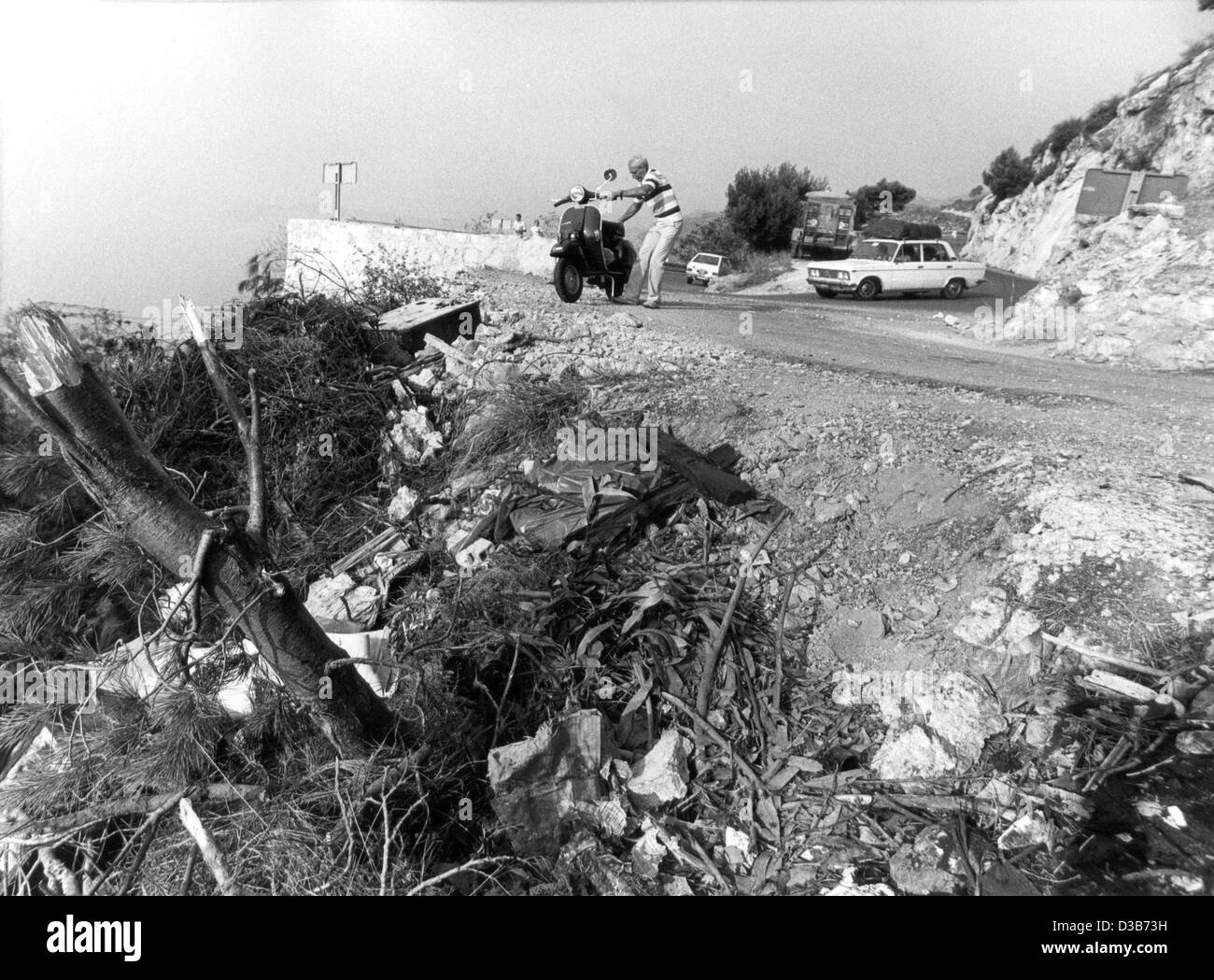 (Afp) - une vue générale de l'épave de voiture de la Princesse Grace de Monaco à Monaco, 18 septembre 1982. La Princesse Grace et la Princesse Stéphanie étaient impliqués dans un terrible accident de voiture quand leur voiture en carène sur les routes sinueuses de France menant à Monaco, 13 septembre 1982. La princesse Stéphanie s Banque D'Images