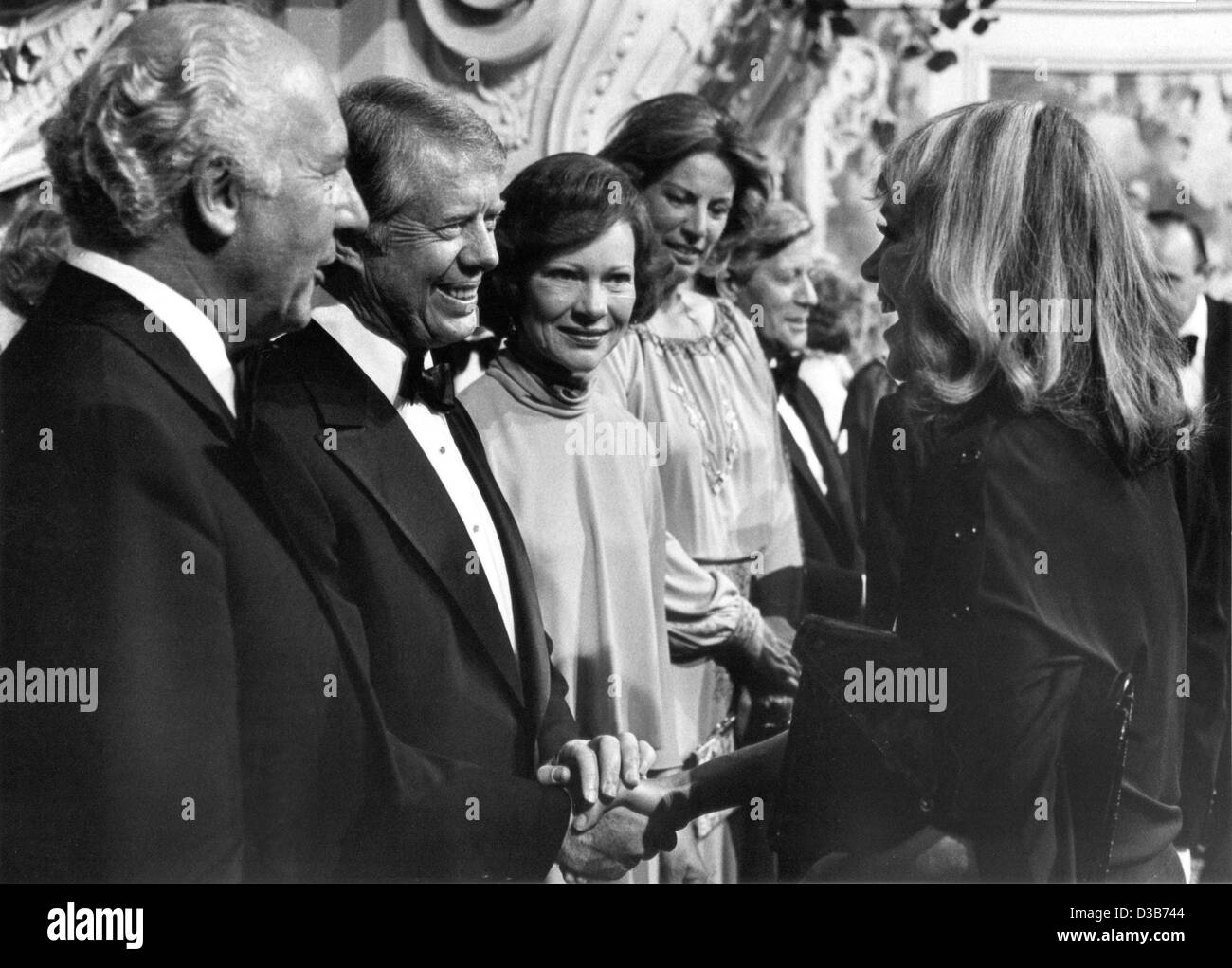 (Afp) - Le Président allemand, Walter Scheel (L), le président américain Jimmy Carter (C) et son épouse Rosalynn (C) discuter avec l'actrice et chanteuse allemande Hildegard Knef (R) comme ils saluent les invités d'honneur dans le château Augustusburg près de Bonn, Allemagne de l'Ouest, 14 juillet 1978. Dans l'arrière-plan à côté de Rosalynn Carter Banque D'Images