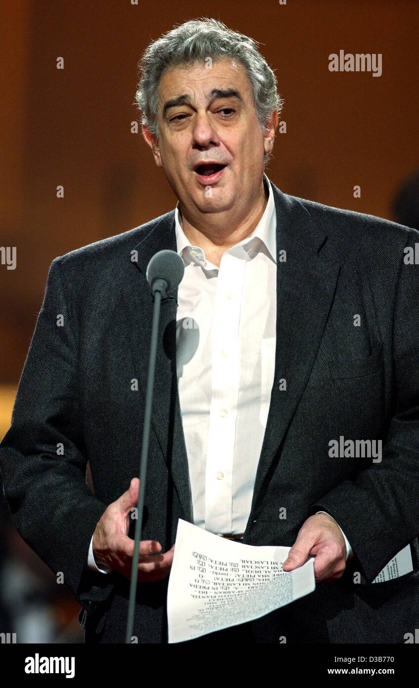 (Afp) - Placido Domingo, célèbre ténor espagnol chanteur, fonctionne à la Jose Carreras 'Gala' à Leipzig, Allemagne, 19 décembre 2002. Le Jose Carreras 'Gala' est un événement de bienfaisance pour les personnes souffrant de leucémie. Banque D'Images