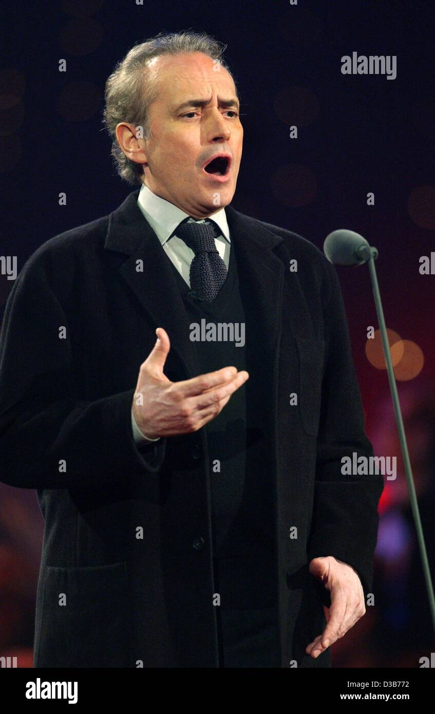 (Afp) - José Carreras, célèbre ténor espagnol chanteur, fonctionne à la Jose Carreras 'Gala' à Leipzig, Allemagne, 19 décembre 2002. Ce gala est un événement de bienfaisance pour les personnes souffrant de leucémie. En invitant plus de 20 artistes à effectuer à la huitième 'Gala' Jose Carreras Carreras espère recueillir m Banque D'Images