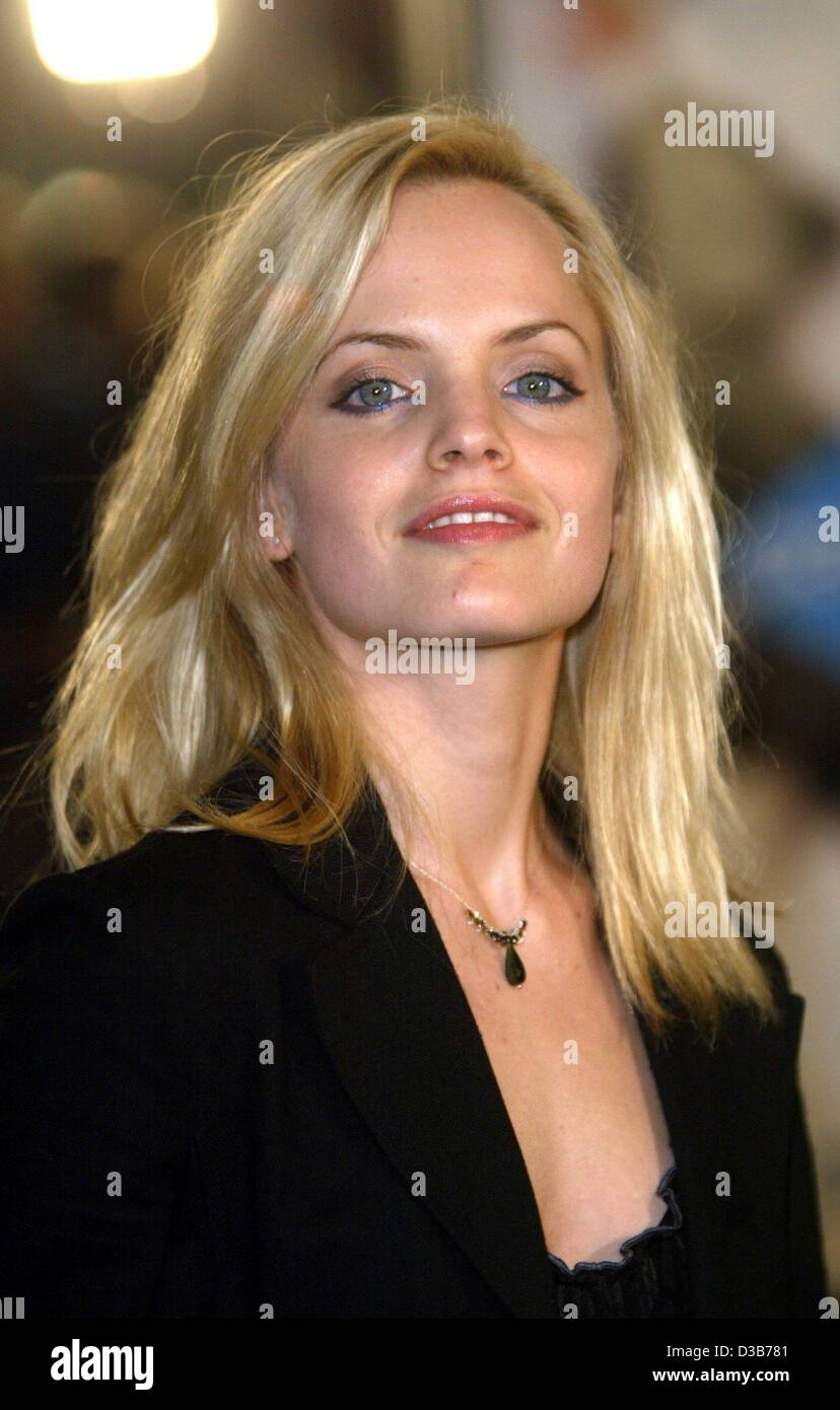 Actrice Arrete Moi Si Tu Peux Afp) - L'actrice nous Mena Suvari ("American Beauty", "American Pie")  arrive à la première du film "Arrête-moi si tu peux" à Los Angeles, 16  décembre 2002 Photo Stock - Alamy