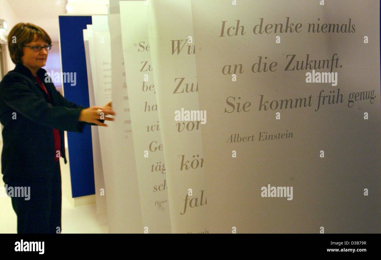 (Afp) - citations célèbres sont écrits sur d'énormes feuilles dans le musée de la communication à Nuremberg, Allemagne, 3 décembre 2002. La page avant de lire "je n'ai jamais penser à l'avenir. Il va arriver bientôt assez d' par Einstein. Banque D'Images