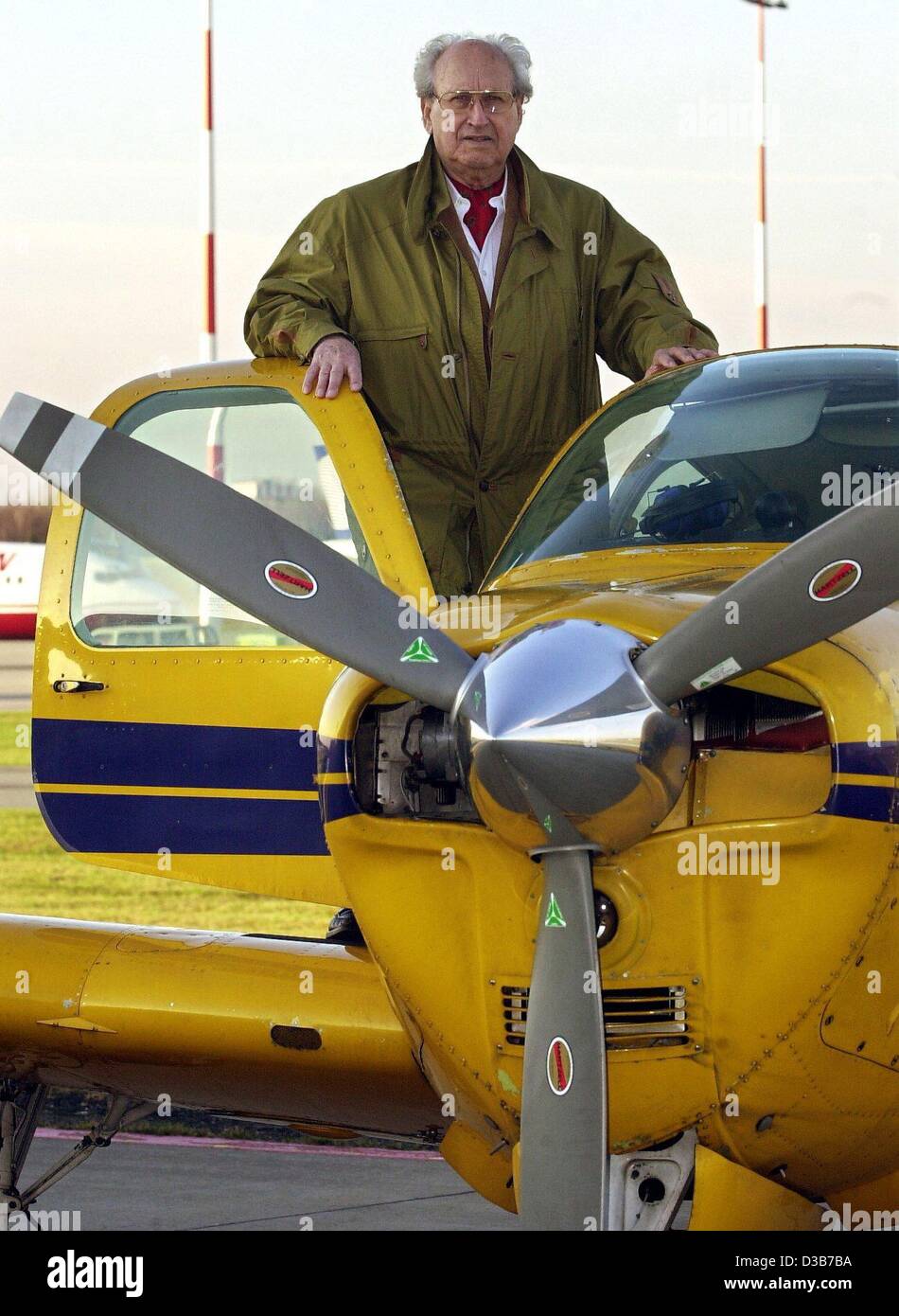 (Afp) - Peter Jehle monte son avion à hélice type hêtre 33 à l'aérodrome à Hambourg, le 27 novembre 2002. Le 80-year-old fonctionne toujours comme un vol instructior avec cet avion, et souhaite continuer aussi longtemps qu'il le pourra. Banque D'Images