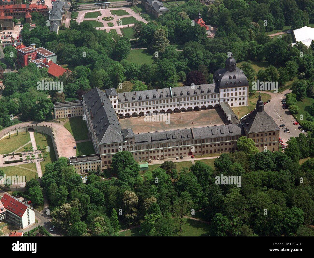 (Afp) - Une vue aérienne montre château de Friedenstein à Gotha, Allemagne, 15 mai 2000. Construction de l'église baroque a commencé en 1643, et le château dispose de nombreuses chambres dotées de mobilier de style baroque et rococo. Banque D'Images