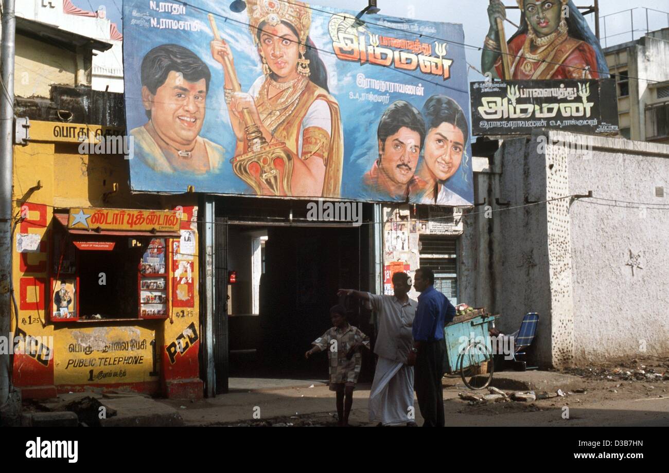 (Afp) - les énormes affiches de cinéma annoncer un film tamoul dans une rue de Chennai (anciennement Madras), en Inde, en 2001. Banque D'Images