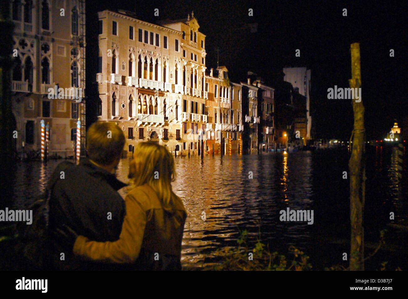 (Afp) - Un couple regarde les façades illuminées sur le Grand Canal à Venise, Italie, 17 novembre 2002. Banque D'Images