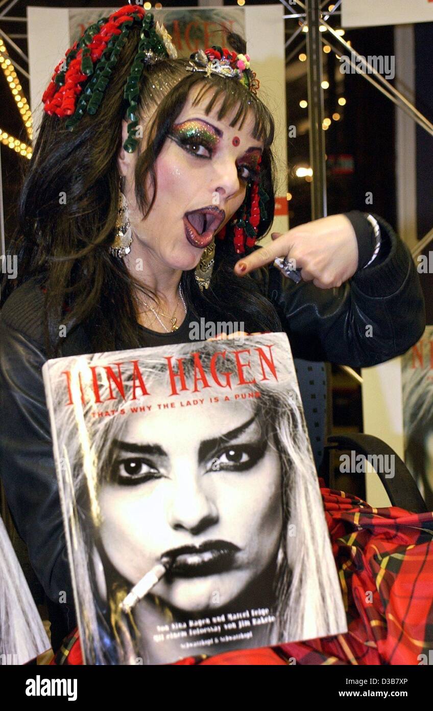 (Afp) - le chanteur de rock allemand Nina Hagen présente son livre 'Nina Hagen - c'est pourquoi la dame est un punk" à Berlin, le 12 décembre 2002. Le livre présente un examen de la carrière de 25 ans de la diva punk. Banque D'Images